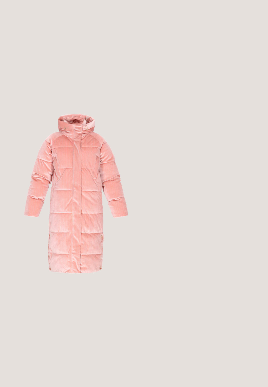 Roze gewatteerde jas met geribbelde textuur, extra grote capuchon, zakken aan de voorkant en gouden accenten. Kniehoog met knoopdetails aan de zoom.; Lichtroze oversized T-shirt met korte mouwen en een kleine rode Hello Kitty-afbeelding en tekst in het midden van de borst.; Bruine knie-lange fietsbroek met een elastische tailleband, gladde stof en zonder zichtbare patronen of logo's.; Zilveren voetbalschoenen met zwarte strepen en een strakke uitstraling, gecombineerd met gestructureerde grijze en gouden geribbelde sokken en een gestreepte rok.; Kleine crèmekleurige tas met patroon van groene wijnranken en roze bloemen, met tekenfilmpersonages en jurken, twee handvatten en een voorlabel met merknamen.; Drie gestapelde, onregelmatig gevormde metalen ringen in zilver, goud en roségoud met gladde, gepolijste oppervlakken.