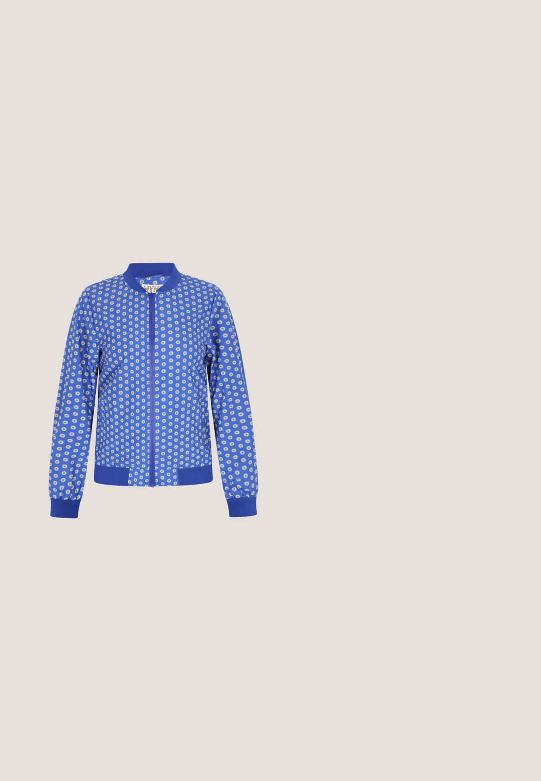 Blau bomberjacke mit einem Blumenmuster aus kleinen Gänseblümchen. Aus weichem Stoff gefertigt, hat sie einen Reißverschluss an der Vorderseite sowie gerippte Manschetten und einen gerippten Saum.; Blau-weißer gestreifter Kurzarmpullover mit rundem Halsausschnitt, gestrickter Textur sowie gerippten Bündchen und Saum.; Weite Denim-Jeans in Hellblau mit rohem Saum und ausgefransten Manschetten. Klassisches Fünf-Taschen-Design mit einem Frontknopfverschluss.; Blauer Wildleder-Sneaker mit weißen Seitenstreifen, blauen Schnürsenkeln, brauner Gummisohle und weißem Fersenlasche mit blauem Logo.; Blaue Leder-Umhängetasche mit Klappenverschluss, verstellbarem Riemen und glatter Textur. Minimalistisches Design mit dezentem Logo-Details.; Blaue Kunststoff-Hoops mit glänzender Oberfläche, ausgestattet mit einem goldenen Verschluss und einem geschwungenen, glatten Design. Ein Ohrhänger hat eine spitze Form.