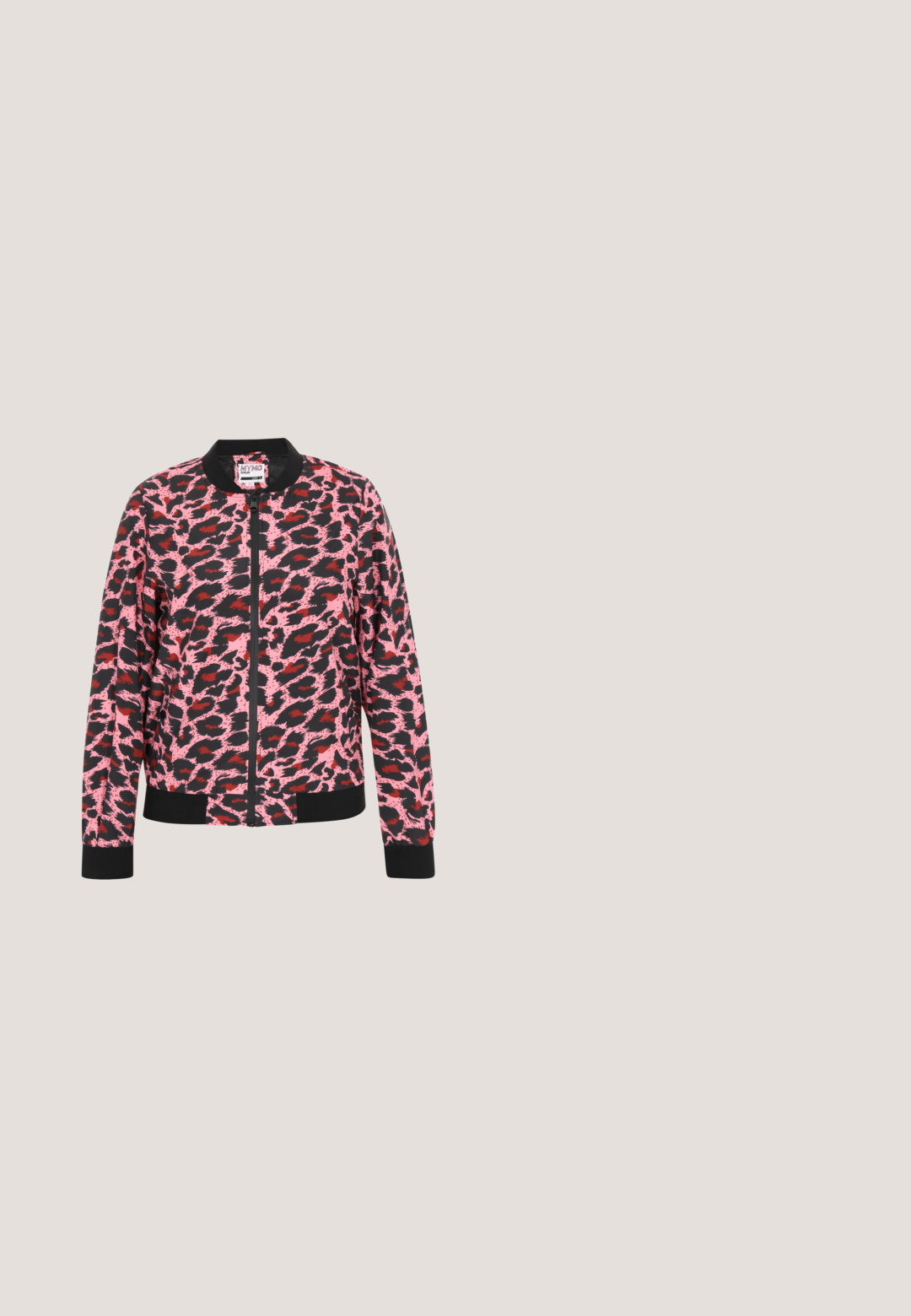 Sort bomberjakke med et mønster i pink og rød leopardprint, med ribbede manchetter og nederkant samt en lynlås foran.; Lyserød kortærmet skjorte med et mønster af flere hvide omridsede cirkler med legende ansigter med krydsede øjne og bølgede munde.; Sorte stofbukser med hvidt og rødt blomstermønster, elastisk talje med snøring og rummelige manchetter. Letvægtsmateriale.; Sølv- og lyserød sneakers med mesh-overdel, teksturerede overflader, tyk hvid sål og lyserøde snørebånd. Har skinnende accenter og et udtalt mønster.; Lille halvmåneformet håndtaske med blå og lyserødt leopardmønster, sort lynlås, hjerteformet sort vedhæng og tyk lyserød plastik kædestrop.; Røde øreringe formet som hjerter, lavet af plastik, med hvide perler på den ene ende og en glat, blank finish.