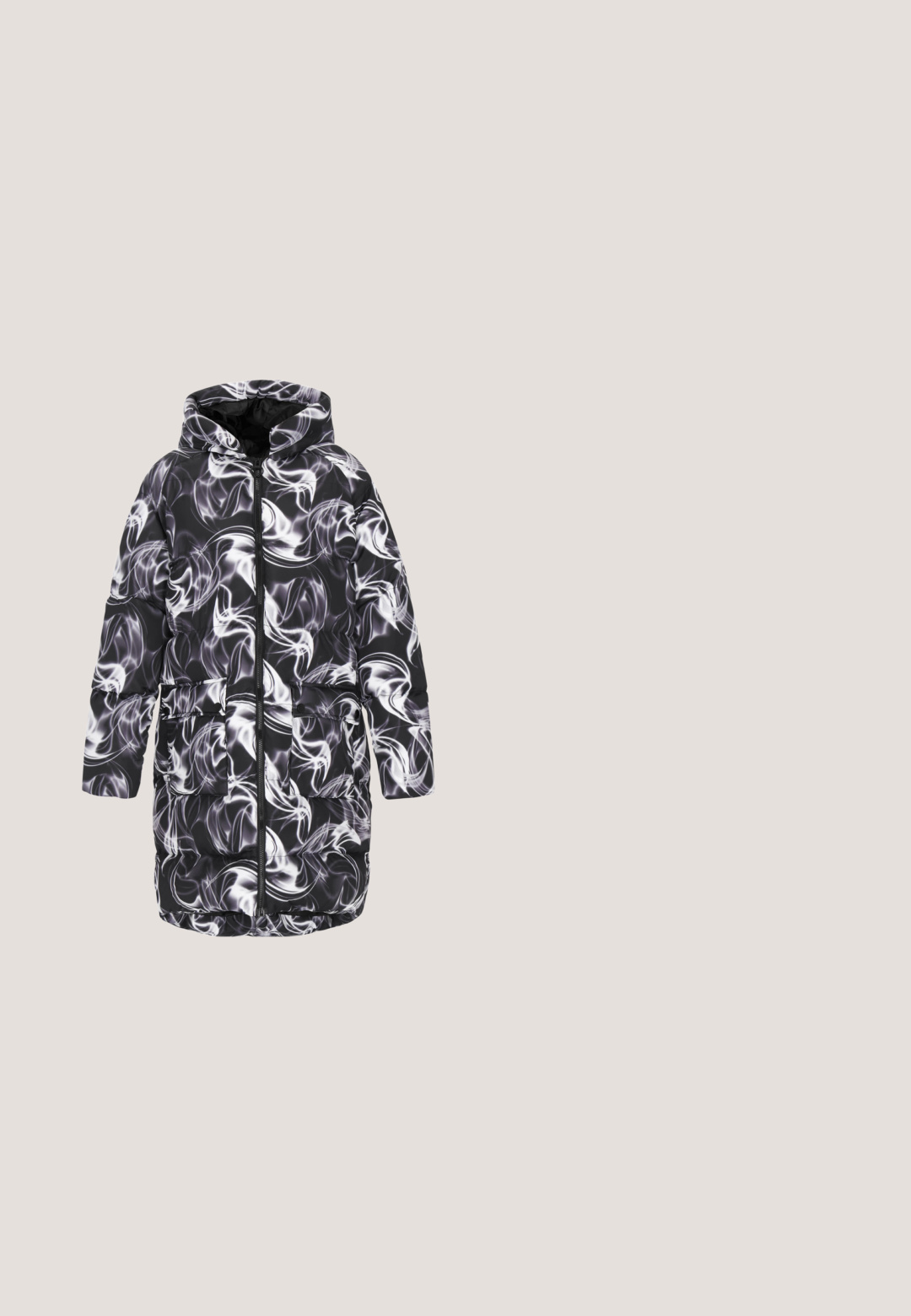 Gewatteerde zwart-witte parka met een spiraalvormig rookpatroon, een capuchon, een ritssluiting aan de voorkant en twee voorkruizen.; Zwarte fleece pullover met hoge kraag en half rits, voorzien van een contrasterende grijze ritszak op de borst en elastische manchetten.; Zwart Champion T-shirt met korte mouwen, ronde hals en grijze logostrepen langs de schouders en mouwen, maat small.; Zwarte joggerbroek gemaakt van elastisch materiaal, met een elastische tailleband en twee zijzakken met rits voor functionaliteit.; Zwarte sportschoen met een textuur bovenwerk, meshpanelen en een gewatteerde zool. Voorzien van veters en een trekkraag aan de hiel voor gemakkelijk aan- en uittrekken.; Zwarte doorgestikte stoffen tote tas met twee handvatten, groot hoofdvak en ritssluiting, getoond op een witte achtergrond.