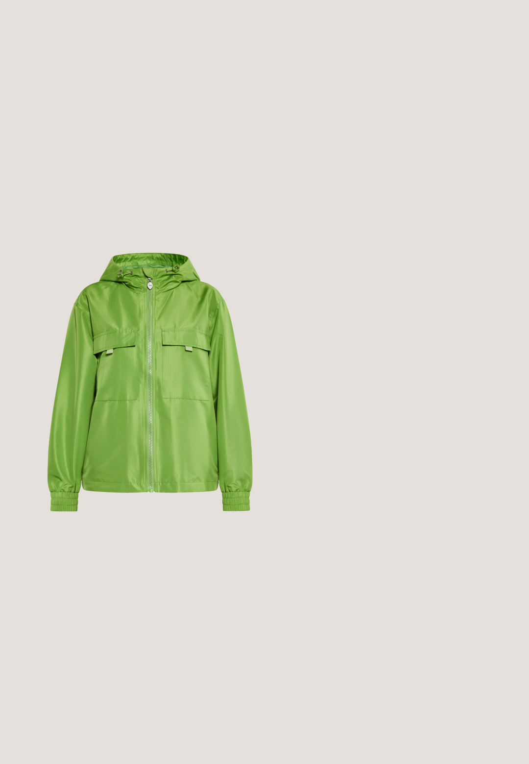 Chaqueta con capucha verde hecha de un material brillante y ligero. Cuenta con dos bolsillos frontales, cierre de cremallera y puños elásticos.; Sudadera con capucha verde de tela suave con bolsillo tipo canguro, capucha con cordón ajustable y puños y dobladillo acanalados. Diseño sencillo y relajado.; Joggers de color gris claro hechos de una tela suave, con una cintura elástica con cordón y puños ajustados en los tobillos.; Zapatillas Nike Air Force 1 de cuero blanco con acentos verdes, cordones y suela; presentan puntera perforada y detalle dorado en la zona de los cordones.; Gafas de sol ovaladas translúcidas verdes con lentes marrones y marca "QUAY" en las patillas, inclinadas sobre una superficie blanca.; Bolsa tote de malla verde claro con dos asas y un estuche con cremallera a juego, con el texto vertical "PEPE JEANS" en la parte delantera.