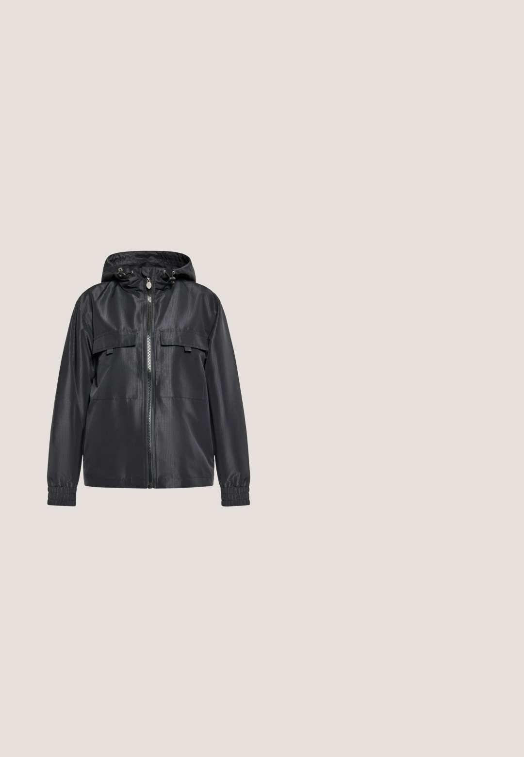 Chaqueta impermeable negra con cierre de cremallera frontal, capucha ajustable con cordón, dos bolsillos en el pecho, puños elásticos y una tela suave con una ligera textura.; Camisa de manga corta azul claro con lunares rojo oscuro, franjas blancas de Adidas en las mangas y logo trefoil de Adidas en el pecho.; Shorts de mezclilla en azul oscuro, con un corte holgado, cinco bolsillos, texto bordado en dorado en la parte frontal y costuras en contraste a lo largo de las costuras.; Zapatilla de cuero blanca y negra con acentos en beige, diseño plano con cordones, suela de goma y detalles texturizados en los laterales.; Bolso de hombro con gato negro, corazón rojo y texto gráfico "Drama", detalle de doble hebilla y correa delgada sobre fondo blanco.; Collar de cuentas multicolor con pequeñas cuentas redondas en tonos azules, verdes, rosas y detalles en tono dorado; cerrado con un broche dorado.
