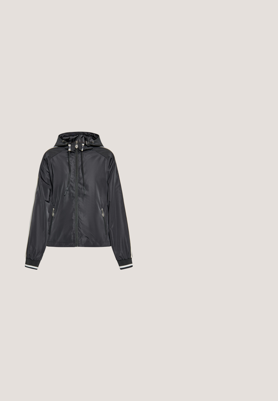 Veste légère noire à capuche avec fermeture éclair à l'avant, cordons, poches latérales zippées et détails rayés sur les manches et les poignets.; Haut court noir avec capuche à cordon, manches longues, poignets et ourlet côtelés ; texture douce et lisse ; design minimaliste.; Crop top noir côtelé sans manches avec encolure ronde et petite étiquette de marque à l'intérieur du col, taille small.; Leggings noirs en tissu extensible avec une taille haute élastique présentant le texte "SMIL" en blanc. Texture lisse et design ajusté.; Basket en tissu tricoté noir avec des lacets noirs et une semelle blanche épaisse texturée, vue de côté sur fond blanc.; Sac banane en tissu noir avec une sangle ajustable et un fermoir en argent, doté d'une poche avant étiquetée "STUDIO BERLIN".
