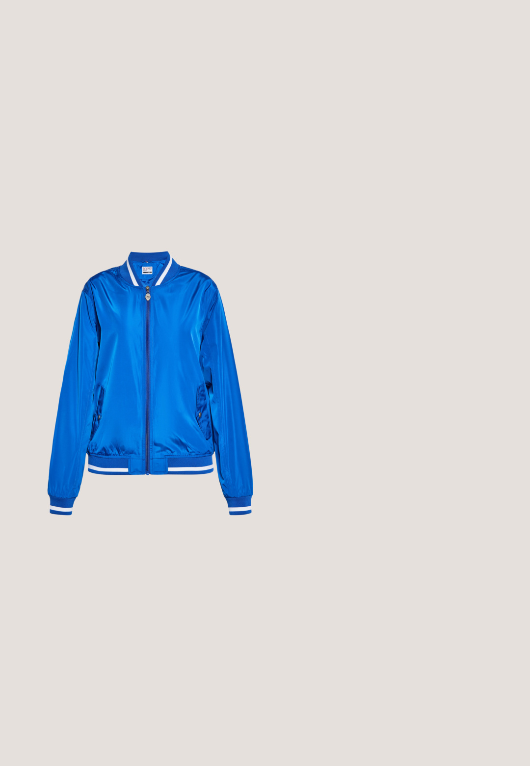 Blaue Satin-Bomberjacke mit Frontreißverschluss, zwei Druckknopftaschen und weiß gestreiftem geripptem Kragen, Bündchen und Saum.; Navy T-Shirt aus Baumwolle, mit einer hellbeigen Hand, die ein Friedenszeichen macht, und bunten Herzformen darüber.; adL Stoffhose - blue; Dunkelblauer Leinenschuh mit weißer Gummisohle, rundem Zehenbereich, sechslöchrigem Schnürdesign und dezent strukturierter Oberfläche.; Große Tragetasche mit dunkelblauen Griffen und einem blauen Stoff, der mit kleinen gelben und weißen Blumenmustern bedeckt ist.; Silberne gedrehte Creolen, eine geschlossen und die andere geöffnet mit Stecker-Verschluss, auf weißem Hintergrund.