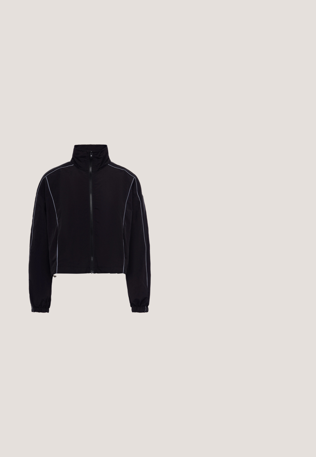 Veste courte noire avec col montant, fermeture éclair frontale, poignets élastiques et passepoil réfléchissant le long des manches et des épaules sur fond blanc.; Sweat-shirt noir court à manches longues avec poignets et ourlet côtelés, col rond, et détail d'une poche zippée sur la manche gauche supérieure.; Top court noir à manches courtes avec un col rond double couche et un design ajusté.; Leggings noirs en tissu extensible avec une taille haute élastique présentant le texte "SMIL" en blanc. Texture lisse et design ajusté.; Chaussure de sport noire en matériau mesh respirant, avec une semelle en caoutchouc lisse, un bout rond et des lacets noirs sur une tige texturée.; Sac de sport noir avec poche zippée à l'avant et texte de marque "Cardio Bunny" sur le corps et les poignées.