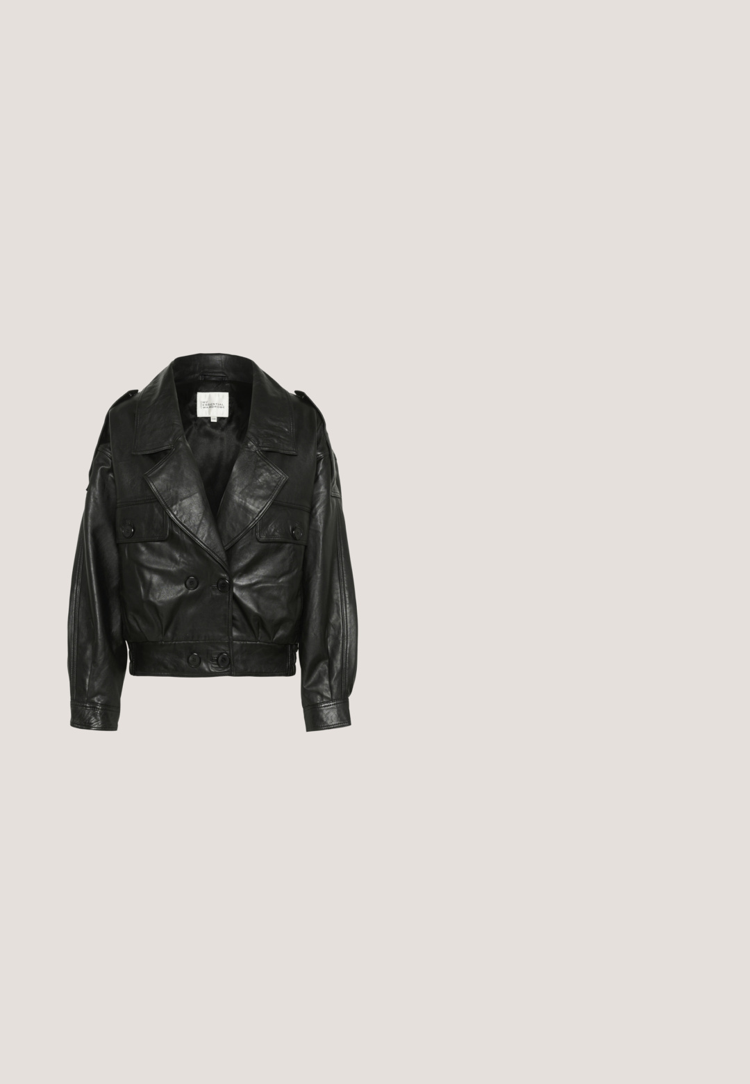 Sort cropped læderjakke med brede revers, dobbeltradede knapper, knaplukning på lommerne og lange ærmer med manchetter.; Stropeløs top i mørkegrå stof med tætsiddende design, glat tekstur og en diskret lynlås i siden til lukning.; Sort mininederdel med et enkelt design og en knyttet sløjfe på højre side nær linningen.; Sorte læder ankelstøvler i western-stil med spidse tæer, udsmykket med syninger og små metalnitter, samt en kraftig hæl.; Sort-hvid slangemønster skuldertaske med en rund form, glat tekstur og en buet rem. Har et sølvfarvet hardware-accents.; Par polerede sølvøreringe i halvmåneform med lukning bagpå på hvid baggrund.