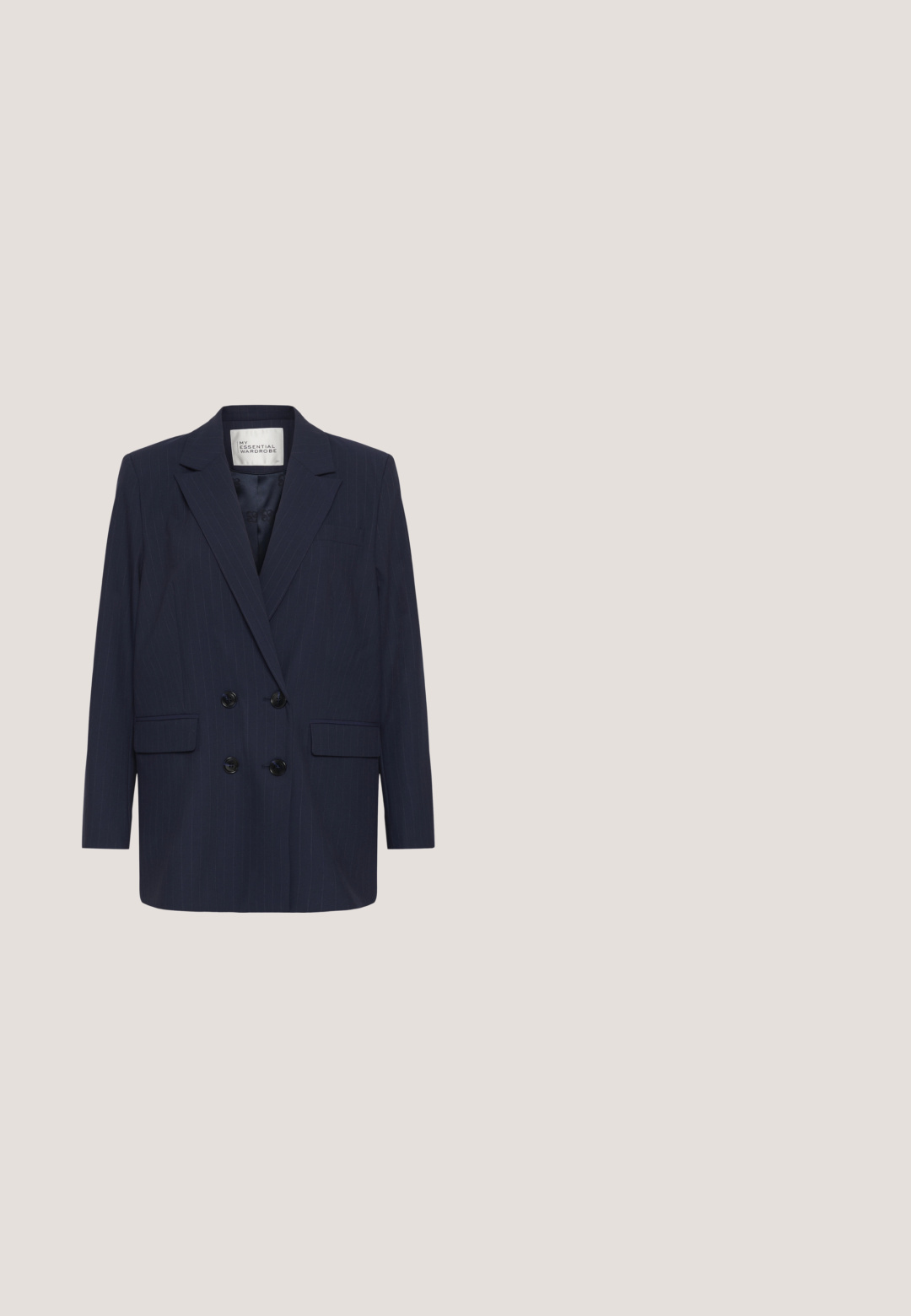 Americana azul marino cruzada con discretas rayas finas, solapas con muesca, bolsillos frontales con solapa y cuatro botones negros.; Camiseta blanca de manga larga con rayas horizontales azul marino y escote redondo, con la etiqueta Superdry cerca del dobladillo y en el interior del cuello.; Pantalones beige de corte recto con presillas para cinturón, bolsillos laterales, cierre de botones, bragueta con cremallera y dobladillos con puño.; Bailarina de cuero beige con puntera negra y pequeño lazo en la parte delantera, con un tacón bajo para mayor comodidad.; Pañuelo cuadrado color crema con pequeños lunares azul marino y un borde fino azul marino, con texto "Lauren Ralph Lauren" en la esquina.; Bolso de cuero marrón claro con un acabado texturizado. Presenta un asa superior, una correa de hombro desmontable, herrajes en dorado y una etiqueta para equipaje.