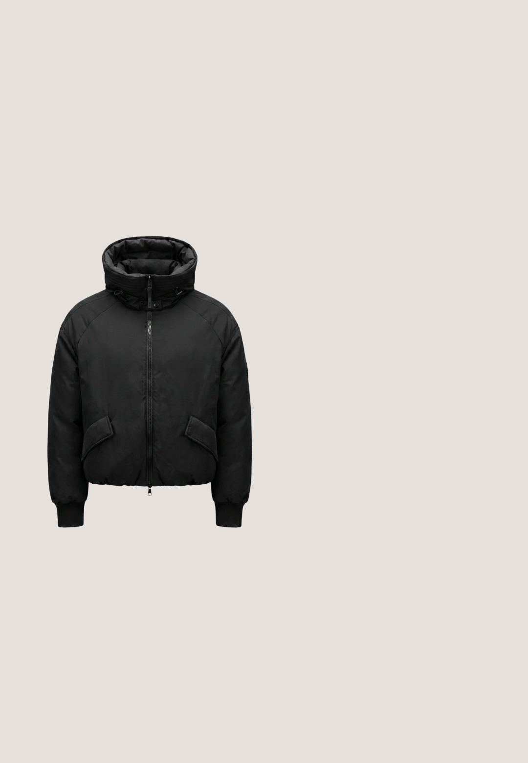 Schwarze wattierte Winterjacke mit hohem Kragen, durchgehendem Frontreißverschluss, zwei schrägen Taschen mit Klappen und gerippten Bündchen an den Ärmeln.; Schwarzer Pullover mit halbem Reißverschluss, Kordelzug am hohen Kragen, langen aufgesetzten Ärmeln und vorderer Kängurutasche.; Part Two ANNEPW - T-Shirt basic - black; Schwarze Leggings aus dehnbarem Stoff. Hohe Taillenhöhe, glatte Textur, körpernahe Silhouette, keine sichtbaren Muster oder Verzierungen.; Schwarzer Wildlederstiefel bis zur Mitte der Wade mit flacher Sohle, rundem Zehenbereich und sichtbaren Nähten an den Seiten und der Rückseite.; Schwarze gepolsterte Nylontasche mit einem Reißverschluss, ausgestattet mit einer Vordertasche und einem abnehmbaren Tragegurt für einfachen Transport. Strukturierte Oberflächendetails.