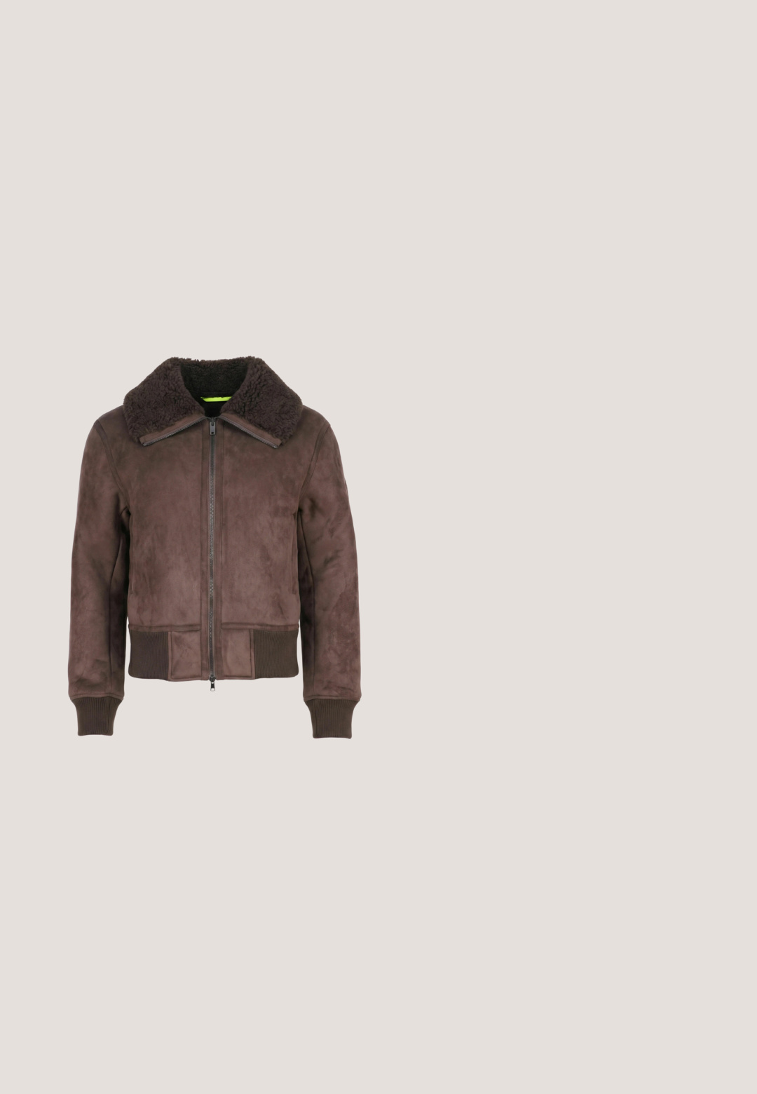 Blouson bomber en daim marron avec col en shearling, fermeture éclair frontale, poignets et taille côtelés.; Body noir à manches longues ajusté avec encolure dégagée et emblème triangulaire du logo Guess centré sur la poitrine.; Pantalons en simili cuir marron avec une taille haute noire, présentant une finition lisse et brillante et un design ajusté jusqu'à la cheville.; Baskets basses en daim noir avec des panneaux en tissu à motifs, lacets noirs, semelle noire épaisse et logo triangulaire Guess sur le côté.; Sac à main Guess en cuir embossé marron foncé avec poignée supérieure, rabat avant et bandoulière amovible et réglable sur fond blanc.; Boucles d'oreilles en forme de cœur en ton or, ornées de strass clairs et du logo "GUESS" embossé au centre.