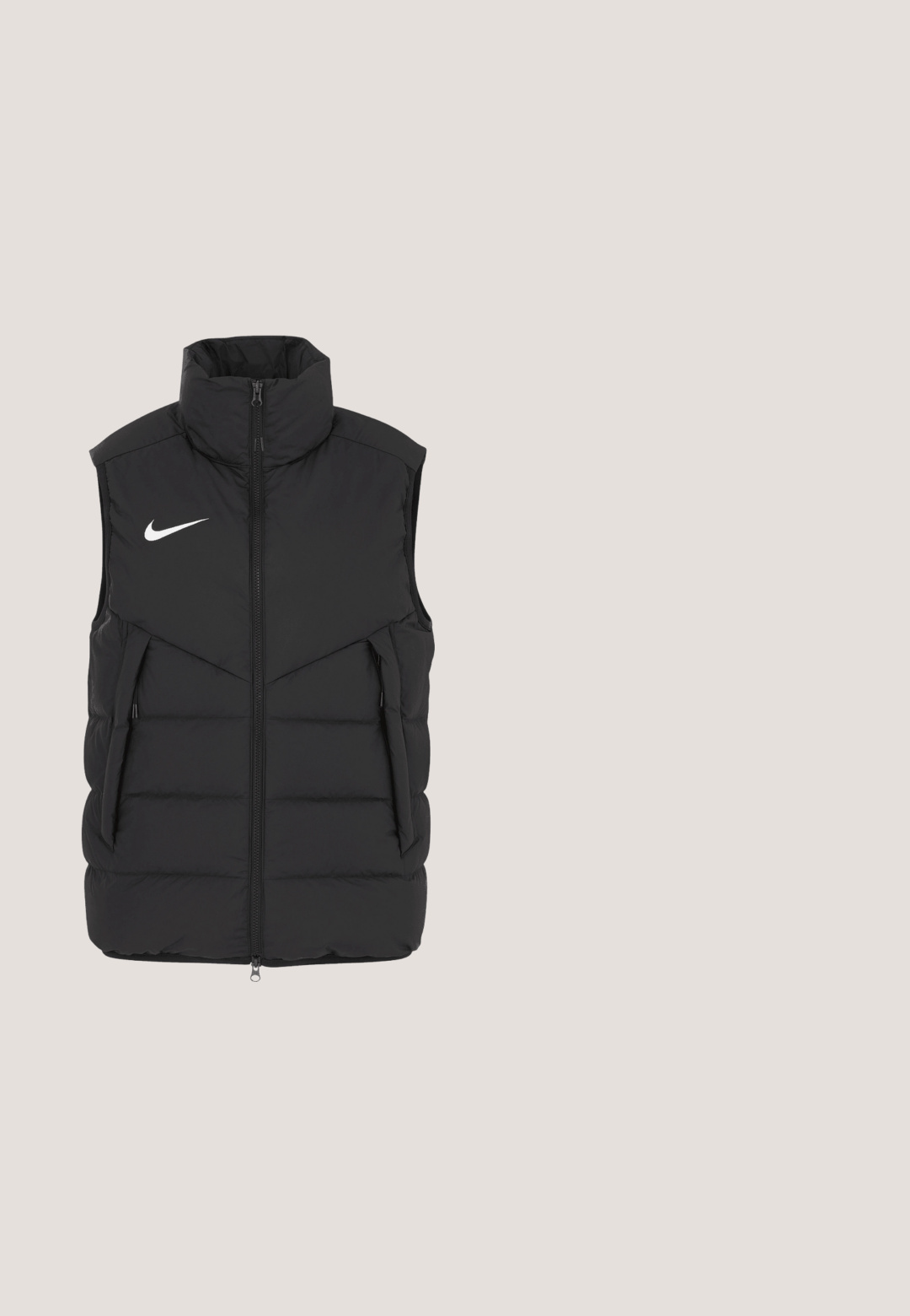Zwarte puffer vest met hoge kraag, ritssluiting en zijzakken. Bevat een wit Nike-logo op de borst. Glad textuur en gevoerd ontwerp.; Zwarte hoodie met een voorzak en een klein wit Jordan-logo gecentreerd op de borst, weergegeven op een eenvoudige witte achtergrond.; Rode katoenen t-shirt met korte mouwen, met het witte "Coca-Cola" logo en de tekst "ENJOY" erboven, met een ruitpatroon en "IT'S THE REAL THING."; Zwart-witte joggerbroeken met een elastische tailleband, met een graphic print op de linker dij en een slank, modern snit.; Rode en witte sportschoen met een bovenwerk van leer en synthetisch materiaal, zwarte accenten, geperforeerde neus en logo-detailing aan de zijkant.; Zwarte rechthoekige zonnebril met grijze lenzen, voorzien van een gladde matte afwerking en afgeronde hoeken. De oorpootjes zijn licht gebogen voor een goede pasvorm.