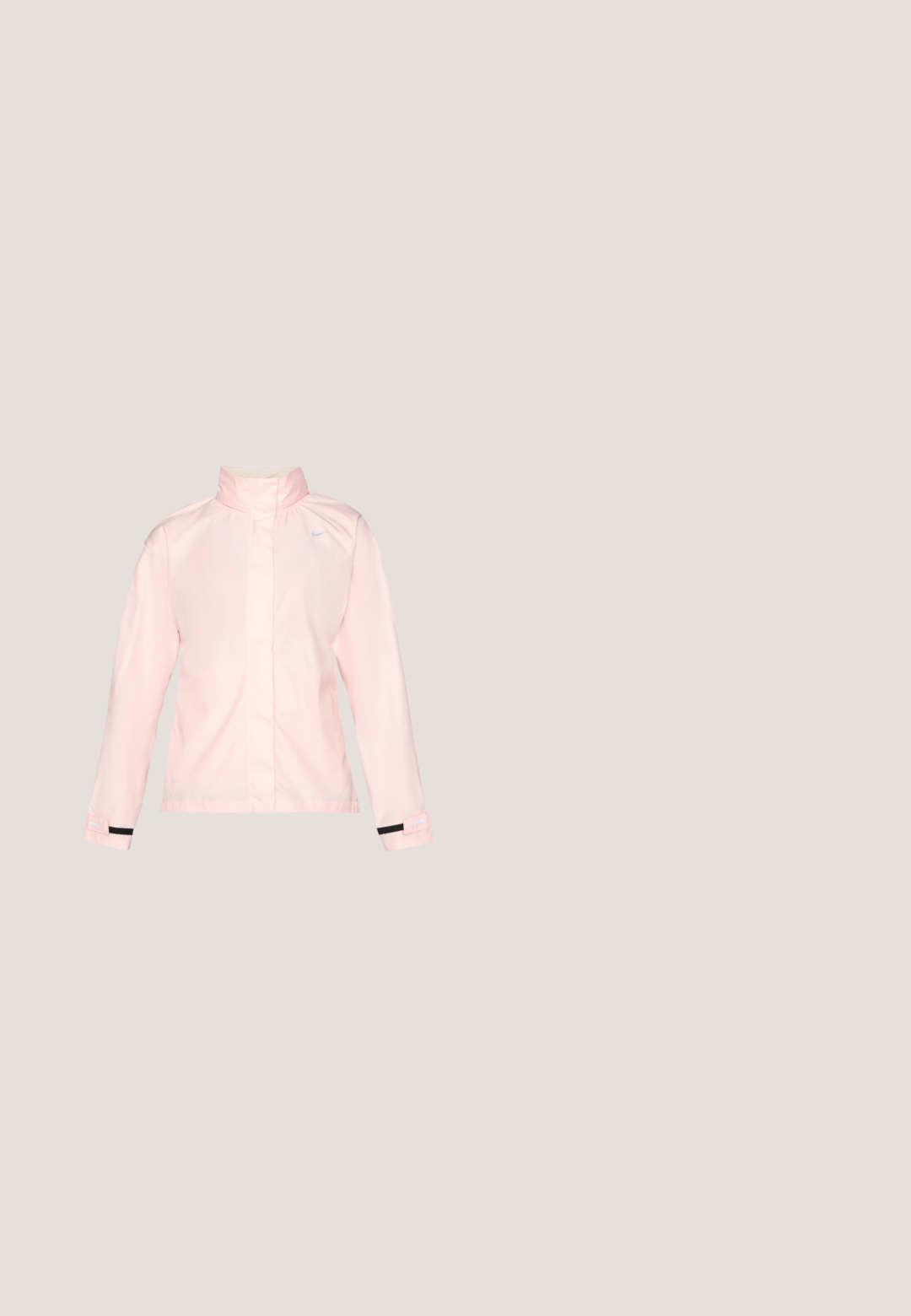 Chaqueta de manga larga rosa claro con cuello alto, cierre delantero, puños ajustables y un pequeño logo de Nike en el pecho izquierdo.; Top sin mangas blanco de Nike con cuello redondo, con un logo plateado y detalles en azul claro a los lados. Textura de tela suave y atlética.; Pantalones cortos deportivos azules hechos de tejido transpirable, con una cintura elástica y un acabado suave. Textura perforada para ventilación.; Zapatilla deportiva blanca con parte superior de malla transpirable y suela acolchada, que presenta un patrón texturizado y acentos de diseño minimalista.; Bolsa tote beige de Nike con gran logo blanco de swoosh y largas correas negras para el hombro, bolsillo frontal con cremallera, en posición vertical sobre fondo liso.; Guantes de gimnasio sin dedos en color negro, hechos de un tejido transpirable, con un logo de Nike blanco, palmas acolchadas y un diseño de muñeca abierta para mayor flexibilidad.