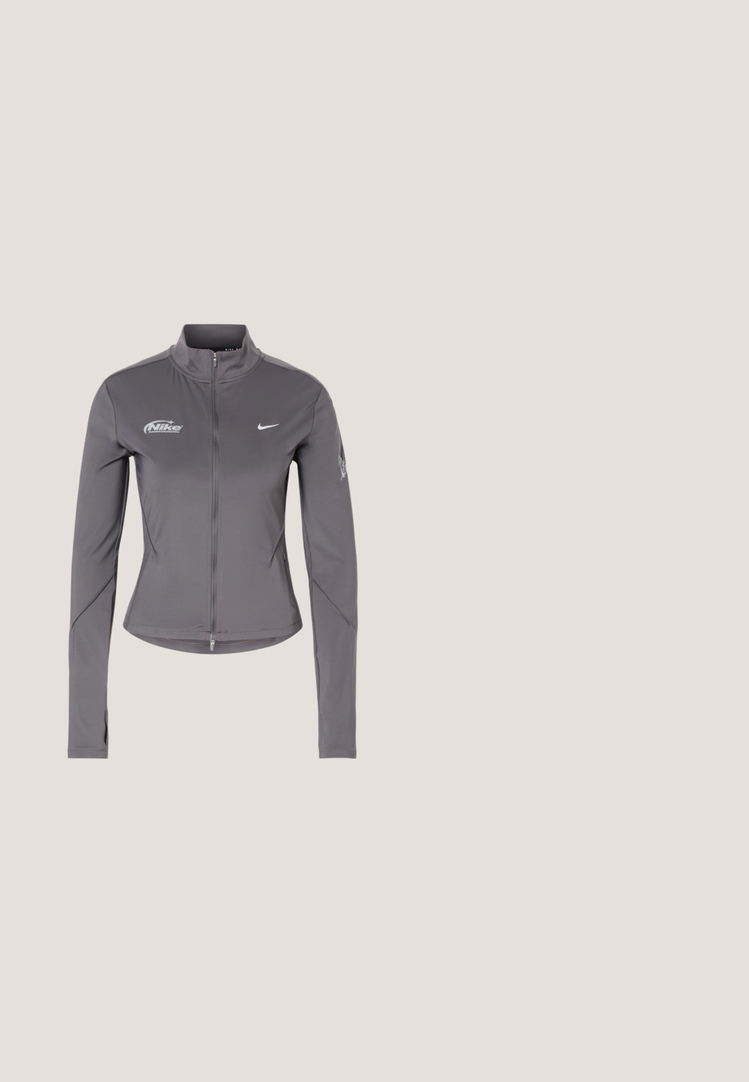 Veste zippée Nike grise à manches longues avec col montant, logos blancs Nike sur la poitrine et détails subtils sur les manches.; Haut de sport rose sans manches avec un détail de nœud torsadé sur une épaule et un petit logo Nike blanc à l'ourlet.; Short de sport vert clair avec ceinture élastique et petit logo Nike blanc sur la partie inférieure droite de la jambe sur fond blanc.; Chaussure de course Nike marron et bordeaux avec une semelle et des logos roses, flottant au-dessus d'une plateforme en béton avec des marches floues en arrière-plan.; Gants sans doigts noirs avec un design texturé. Fabriqués en matériau respirant, dotés d'un trou pour le pouce et d'une paume renforcée pour une meilleure prise.; Ceinture en cuir noir enroulée avec une boucle rectangulaire argentée et trois passants sur fond blanc.