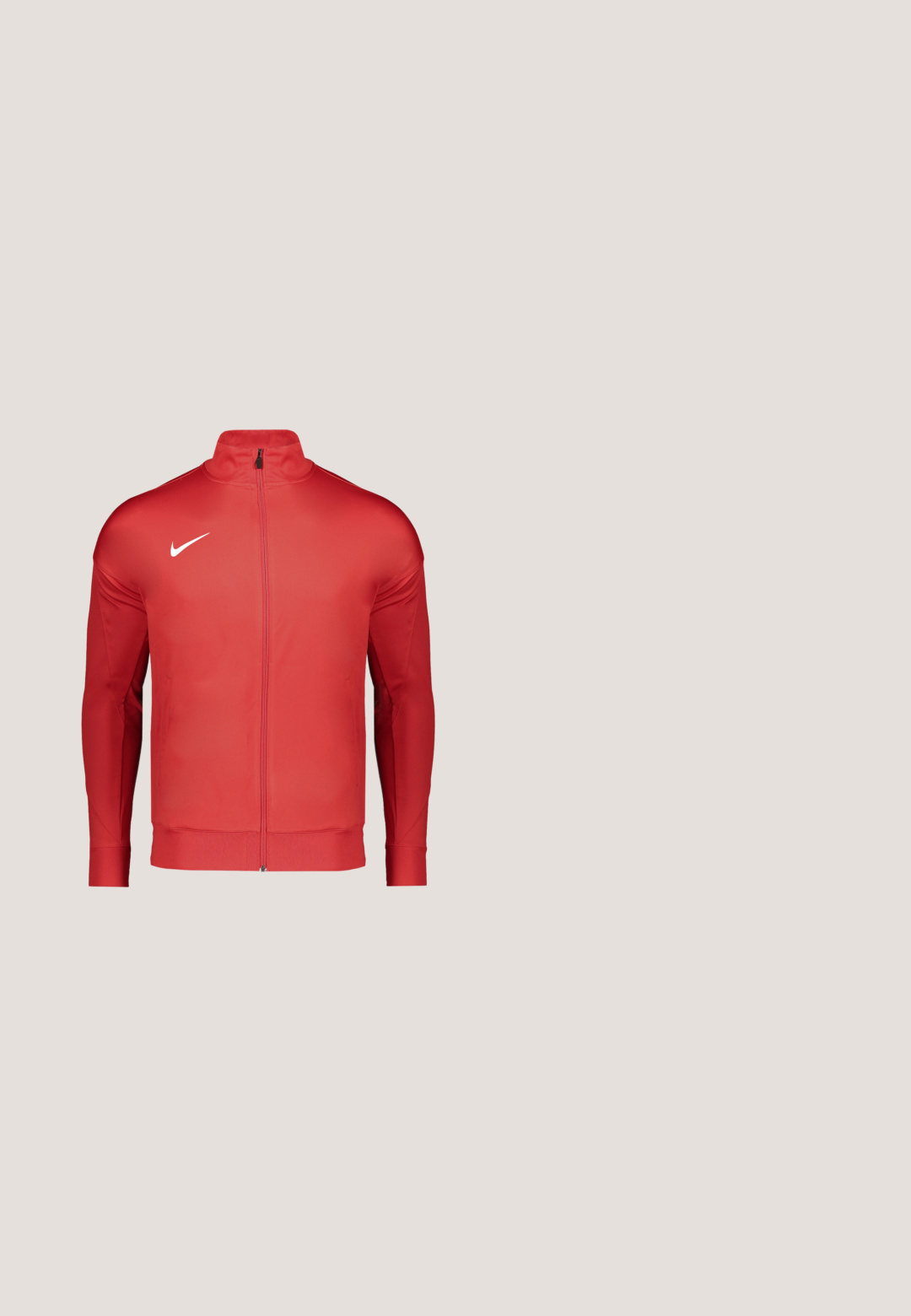 Rode sportieve jas met een hoge kraag, volledige rits en lange mouwen. Gemaakt van een gladde, lichtgewicht stof met een wit Nike-logo.; Marineblauw sportshirt met lange mouwen, een gele schouderaccent, een half-rits kraag en een rood Nike swoosh logo op de borst.; Blauwe atletische shorts van lichtgewicht materiaal. Bevat een elastische tailleband en het witte Nike swoosh-logo aan de onderkant.; Grijze Nike Total 90 III zaalvoetbalschoen met witte veters, zwarte zool, rode stiksels en zwart swoosh-logo aan de zijkant.; Leren en grijs gebreide handschoenen met een gestructureerde zwarte leren handpalm, ribbelboorden en een ruitpatroon op de achterkant.; Zwarte leren riem opgerold met rechthoekige gesp met een krokodillenlogo in reliëf op een effen lichte achtergrond.