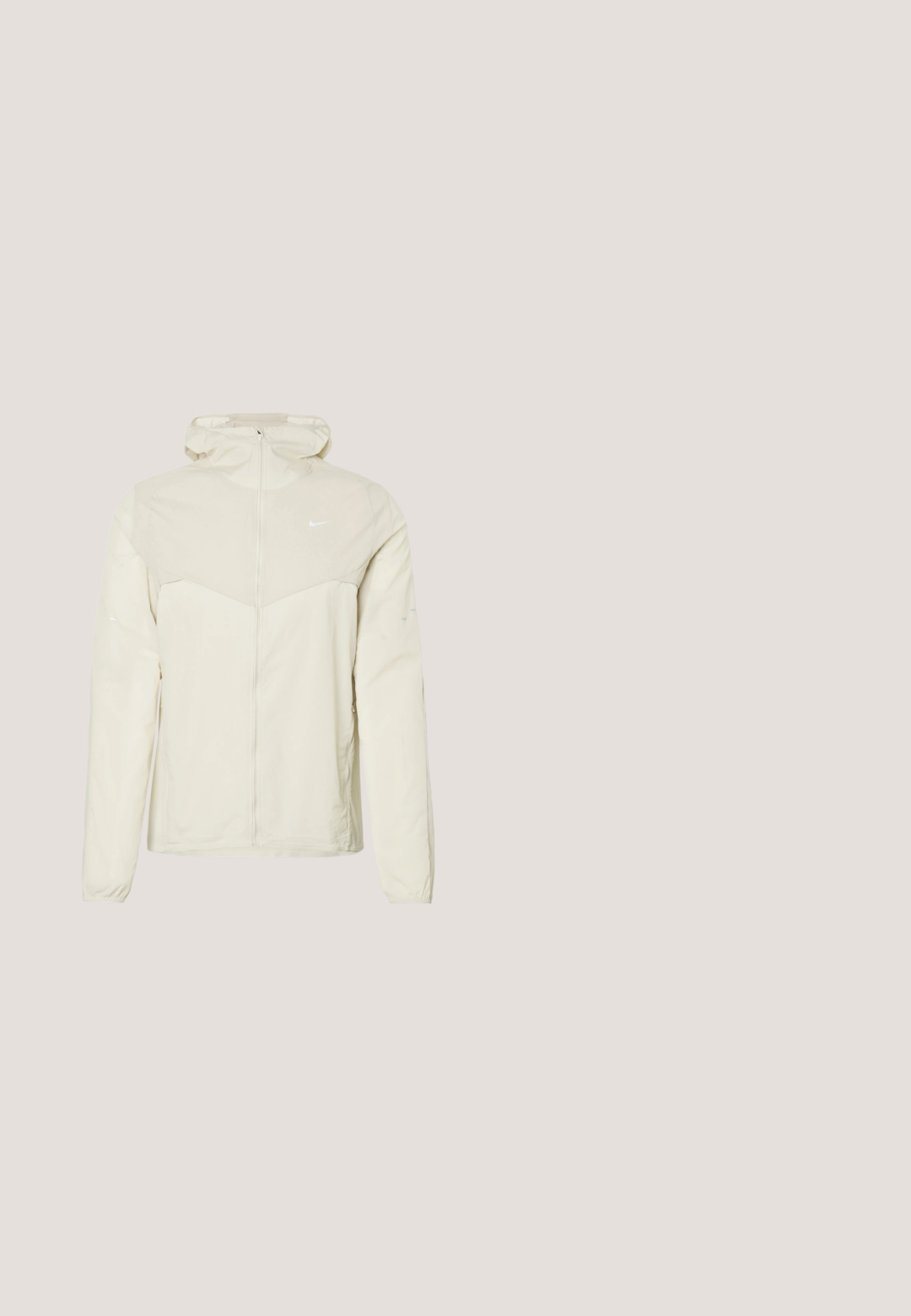 Veste à capuche beige clair avec fermeture éclair intégrale à l'avant, manches longues, et petit logo Nike blanc sur la poitrine gauche.; T-shirt de course Nike bleu clair à manches courtes avec une texture subtile en points et un petit logo Nike blanc sur la poitrine gauche.; Shorts de sport bleus en tissu respirant et perforé. Dotés d'une taille élastique et d'un petit logo Nike blanc sur le côté inférieur.; Chaussure de course Nike bleue et jaune en plein air au-dessus d'une route en asphalte avec des lignes blanches, soulevant de petites particules.; Lunettes de soleil avec une monture blanche, verres rectangulaires sombres et branches noires, une des branches portant le logo "Arnette" en blanc.; Ceinture en tissu tissé gris avec une boucle en métal noir arborant un logo argenté. L'extrémité présente une étiquette de marque avec le texte « Volcom » en noir.