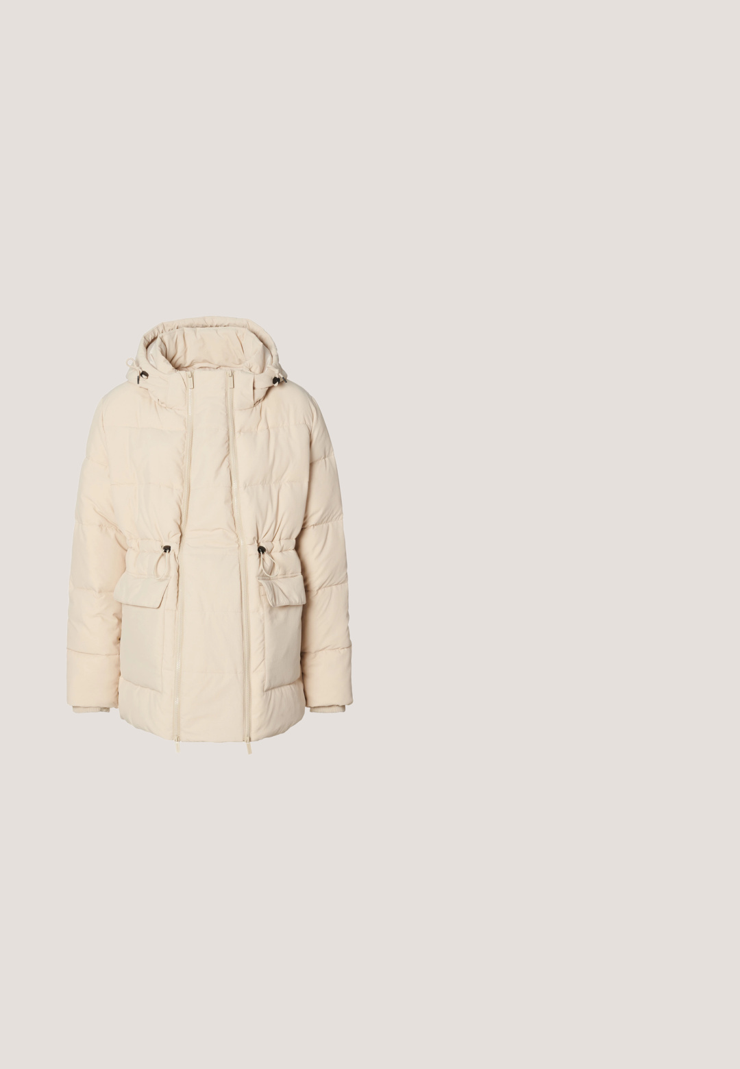 Beige pufferjakke med hætte, lynlåslukning, snoretræk i taljen og to forlommer. Tekstureret med quiltede sektioner. Letvægtsmateriale.; Beige ribbet strik med lange ærmer, der har sorte vandrette striber. Textureret stof med rund halsudskæring og tætsiddende silhuet.; Lys beige graviditetsskjorte med knaplukning foran, lange ærmer, krave og justerbar snor i taljen. Har en buet kant.; Lysblåt denimstof med en synlig twill-vævstruktur. Glat og let krøllet udseende med subtil syning.; Beige sneakers med en tekstureret sidepanel, glat tåhætte, hvide snørebånd og en hvid sål med subtile designakcenter.; Rektangulær tan læder crossbody taske med frontlomme, guldfarvede detaljer, justerbar brun og beige rem og "VIVISENCE" logo.