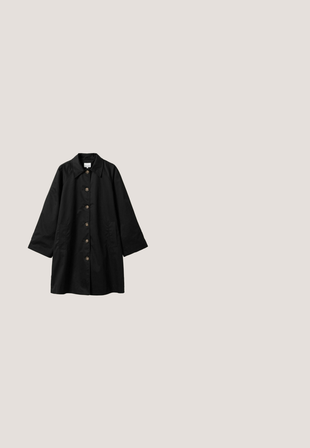 Zwarte jas met lange mouwen, puntige kraag, knoopsluiting aan de voorkant en zijzakken, getoond tegen een witte achtergrond.; Zwarte T-shirt met korte mouwen, gemaakt van katoen. Heeft een ronde hals en een relaxte pasvorm met een soepele, matte textuur. Geen zichtbare patronen of logo's.; Zwarte, op maat gemaakte shorts met hoge taille, riemlussen, plooien aan de voorkant en zijzakken op een witte achtergrond.; Zwarte leren platte schoen met ronde teen en lage hak, ontworpen voor casual of formele gelegenheden.; Zwarte leren totebag met een gladde textuur, brede opening en twee lange schouderriemen. Voorzien van een gouden logo-accent.; Zilveren metalen armband met een slank, open ontwerp, gekenmerkt door puntige uiteinden en een gladde, gepolijste oppervlakte.
