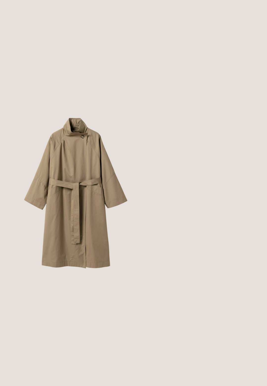 Abrigo largo beige tipo trench con mangas anchas, cuello alto abotonado y cinturón a juego de tela atado a la cintura.; Sudadera de color gris claro, de manga larga y cuello redondo, con puños y bajo acanalados, con pequeño logo "10DAYS" centrado en el pecho.; Cinturón de cuero marrón con hebilla de tono dorado que presenta un diseño de logotipo recortado. Textura suave, con orificios de ajuste para el tamaño.; Zapatilla baja beige con detalles blancos, suela de goma marrón claro, cierre de cordones y logo lateral cosido sobre un fondo blanco liso.; Bolso tote de cuero beige con asas largas y logo de iniciales entrelazadas en relieve en el centro delantero.; Collar delicado de cadena de oro con un pequeño colgante en forma de corazón liso y cierre ajustable con una etiqueta circular con marca.