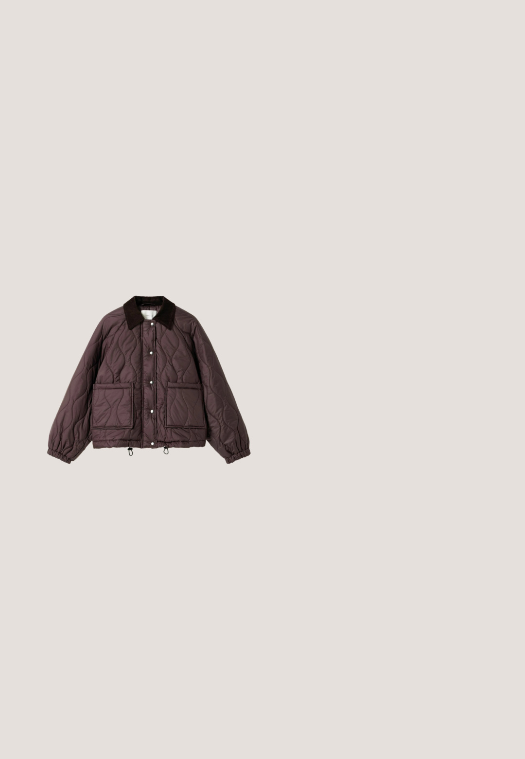 Bruin gewatteerd jack met grote voorzakken, drukknoopsluiting, elastische boorden en een donkere kraag, afgebeeld tegen een effen witte achtergrond.; Set van drie langmouw cardigans in bordeauxrood, donkergroen en zwart. Heeft een ronde halslijn en knoopsluiting aan de voorkant.; Gebreide trui met korte mouwen in donker bordeaux met geribde ronde hals, manchetten en boord, plat gelegd op een witte achtergrond.; Loszittende donkerbruine broek met elastische tailleband en geplisseerd voorpand, afgebeeld tegen een witte achtergrond.; Bordeauxrode en roze lage sneaker met crèmekleurige veters en een gumzool, gemaakt van een mix van leer en suède.; Kleine donkerpaarse leren schoudertas met verstelbare band en subtiele, in reliëf aangebrachte merknaam op de voorkant.