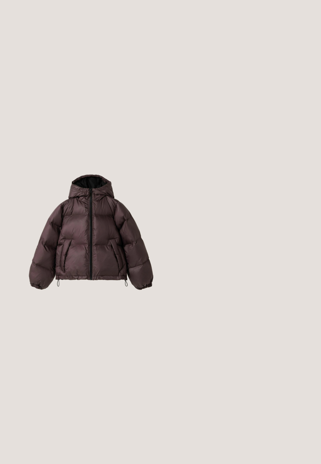 Doudoune marron foncé avec fermeture éclair à l'avant, deux poches latérales, capuche et poignets élastiques, présentée sur un fond blanc uni.; Sweat-shirt bordeaux à fermeture éclair avec un col montant, des manches longues et un ourlet à cordon de serrage. Présente une texture lisse et des poignets élastiques.; T-shirt en coton rouge foncé uni, manches courtes, col rond et coupe ample sur un fond clair uni.; Pantalons larges bordeaux avec une ceinture élastique, cordon de serrage et poches latérales. Fabriqués en tissu doux et lisse avec une coupe décontractée.; Basket chunky en rose foncé et rose clair avec une semelle blanche épaisse et des détails en tissu mesh sur fond uni.; Sac en cuir bordeaux avec une texture douce et froissée, une sangle noire réglable et une fermeture éclair. Présente un logo discret à la base.