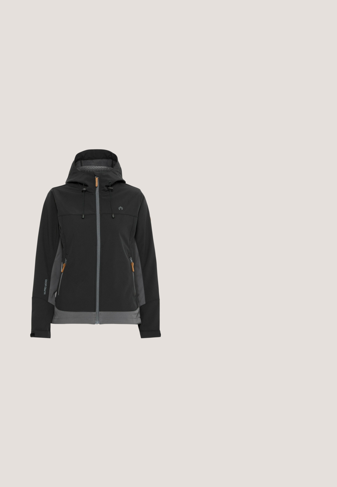Sort softshell-jakke med en grå kant nederst og i siderne, med lynlås foran, justerbar hætte og to lynlåslommer i siden.; Sort fleece-pullover med halv-lynlås ved halsen, lange ærmer, glat tekstur og uden synlige mønstre eller detaljer.; Hvid T-shirt med korte ærmer og en minimalistisk sort stregtegning af bjerge samt sætningen "Eventyret er derude" tværs over brystet.; Sorte vandtætte bukser med lige snit, elastiske manchetter, forreste lynlåslommer og knaplukning. Glat tekstur med mat finish.; Sort vandtæt vandresko med mesh-paneler, struktureret sål, rund tå og reflekterende snørebånd. Har logo og et trækstykke på hælen.; Grå tote taske med blød, polstret stof, to solide håndtag og rektangulær form. Har et sort mærke med teksten "STUDIO BERLIN".