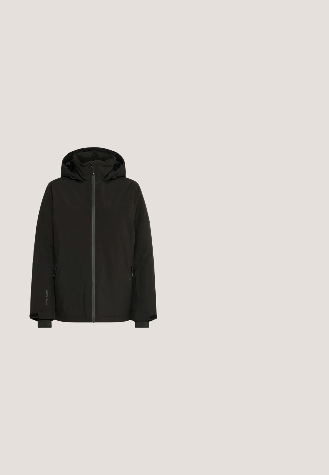 Sort vandtæt jakke med hætte, frontlynlås og sidelommer. Har manchetter med tommelfingerhuller og en glat, mat overflade.; Marineblå fleece pullover med lynlås og høj krave, der har hvid kontrastpiping langs sømmene og en metallisk lynlås. Glat tekstur.; Sorte udendørsbukser lavet af teknisk stof, med en lynlåslomme, flad talje og sorte detaljer ved nederste kant.; Sort quiltet vinterstøvle med imiteret pelskant, snørelukning og gummisål. Har en hvid logo og kontrasterende hvid mellemsål.; Sorte solbriller med plastikramme og mørke tonede rektangulære linser, hvilende på en hvid overflade.; Sorte isolerede handsker med en tekstureret håndflade, justerbar håndledsstrop og elastiske manchetter, der har en glat accent på fingrene.