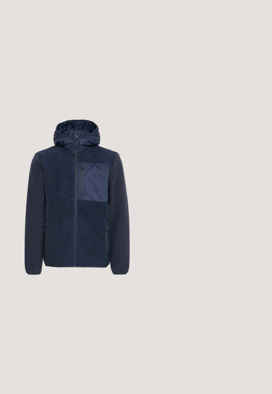 Marineblauwe jas van een fleece- en nylonmix. Voorzien van een voorrits, capuchon en een ritszak op de borst. Getextureerde mouwen en lijf.; Marineblauw en lichtblauw sweater met een gestructureerd breipatroon, voorzien van een ronde halslijn en geribde manchetten en zoom.; Heren navyblauw textuur T-shirt met korte mouwen, V-hals en twee kleine knopen op de kraag.; Marineblauwe slim-fit herenbroek met knoop- en ritssluiting aan de voorkant, riemlussen en minimalistisch ontwerp.; Blauwe sportieve schoen van mesh met een witte zool, voorzien van een gestructureerde hiel, geperforeerde zijkanten voor ademend vermogen en een vetersluiting.; Donkere blauwe leren clutch met een gladde afwerking, voorzien van een voorvak met rits en blauwaccentnaden. Inclusief afneembare polsband.