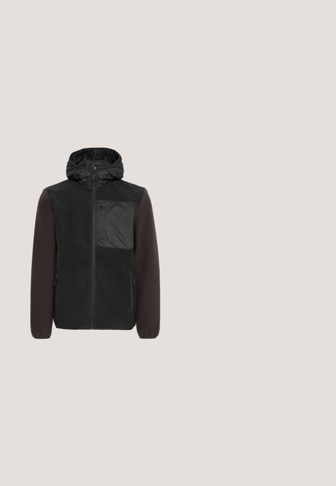 Hooded zip-up jack met zwarte fleece en donkerbruine gestructureerde mouwen, voorzien van een ritsborstzak en twee zijzakken.; Zwart katoenen T-shirt met korte mouwen, voorzien van een klein meerkleurig logo op de linkerborst. Eenvoudig ontwerp en een losse pasvorm.; Zwarte cargo pants met een ruime snit, voorzien van versterkte onderpanelen, meerdere zakken en een oranje logo-accent op de tailleband.; Zwarte mid-top wandelschoenen van suede en nylon, met ronde veters, versterkte oogjes en een getextureerde rubberen zool met een patroon.; Zwarte rechthoekige zonnebril met blauwe gradient lenzen en gouden accenten op de zijkanten van het montuur en de neusbrug, rustend op een witte ondergrond.; Groene schoudertas van duurzaam materiaal, voorzien van een voorste ritszak, een zwarte strap en een horizontale witte accentstrap.