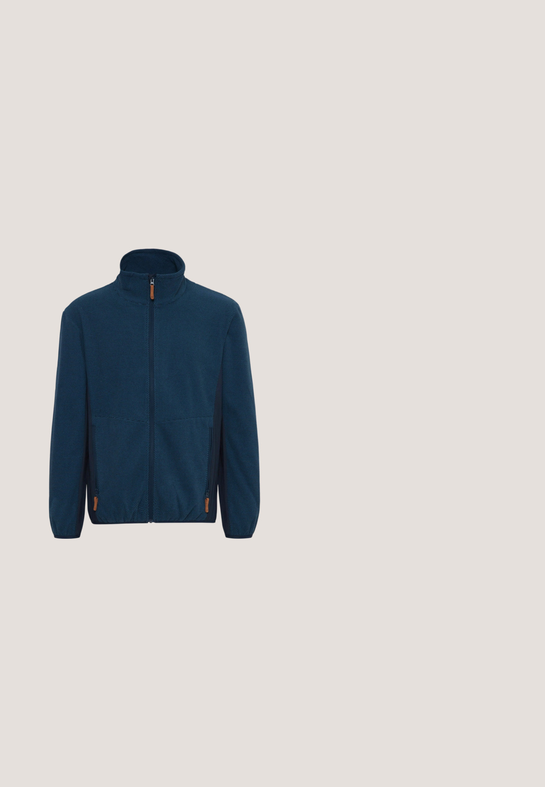Marineblauwe zip-up jas van textuurstof, hoge kraag, twee zijzakken en leren trekbandaccent.; Turquoise trui, ronde hals, lange mouwen. Gemaakt van zachte stof, met ribgebreide manchetten en zoom, subtiel gebrandmerkte logo op de borst.; Beige T-shirt met korte mouwen en ronde hals, met een klein subtiel logo op de linkerborst, effen design, regular fit.; Donkerblauwe denim jeans met een slim fit, voorzien van versleten accenten en een zilveren ketting die aan de voorkeurszak hangt.; Timberland BRITTON ROAD EYE MOC-TOE - Veterboots - black; Grijze textielen schoudertas met een gestructureerd oppervlak, verstelbare zwarte strap en gegraveerd "Porsche Design" logo op de voorkant.