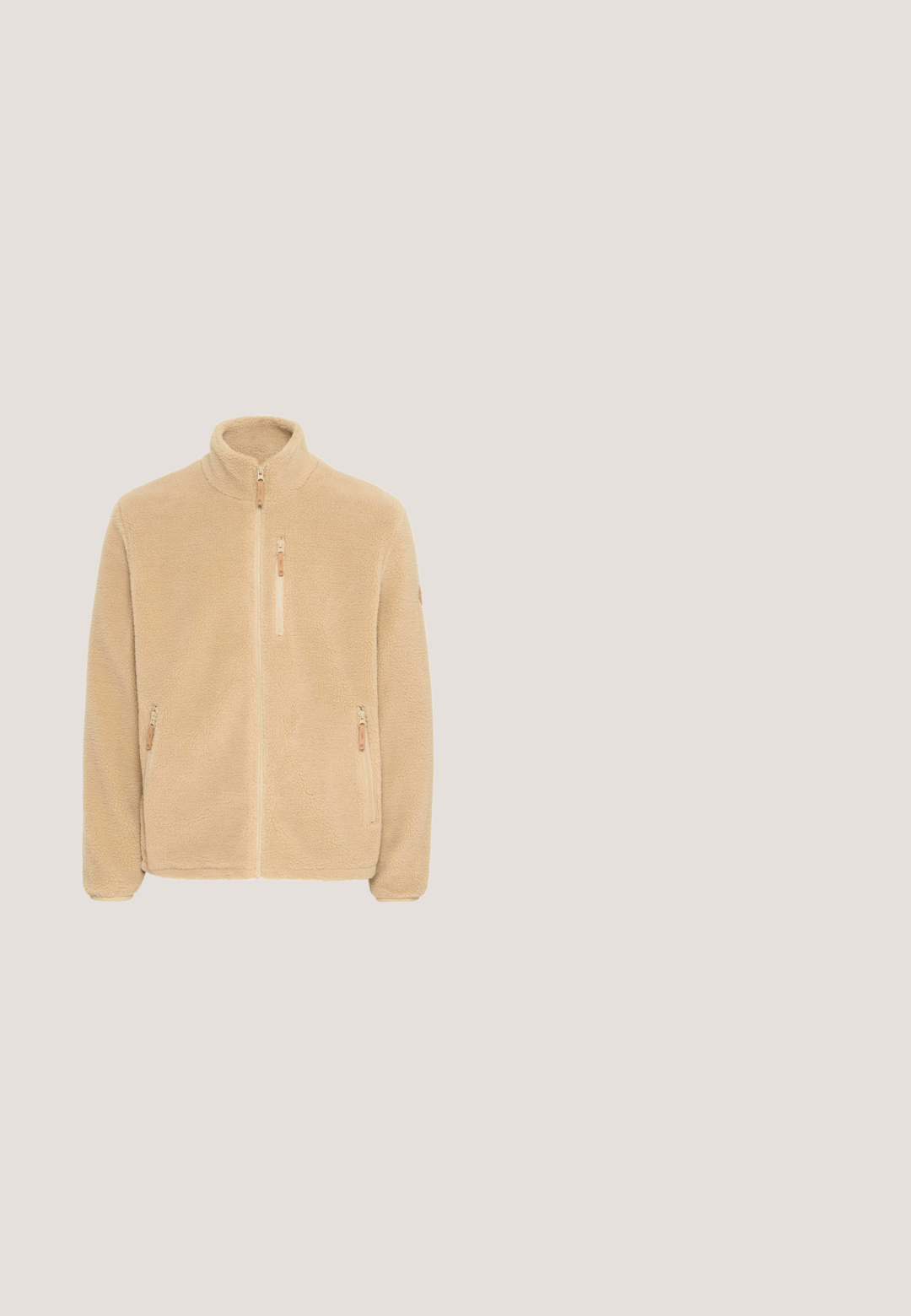 Beige Fleecejacke mit durchgehendem Reißverschluss, hohem Kragen, zwei seitlichen Taschen mit Reißverschluss und strukturiertem Stoff.; Beige Strickpullover mit hohem Kragen und halber Reißverschluss. Verfügt über gerippte Bündchen und Saum sowie einen kleinen Lederakzent am Ärmel.; Schlichtes beige T-Shirt mit kurzen Ärmeln und Rundhalsausschnitt, mit einem kleinen Stoffetikett an der Seite, vor weißem Hintergrund dargestellt.; Braune Cordhosen mit geradem Schnitt, vorderem Knopfverschluss und einem seitlichen Schlaufen-Detail. Der Stoff zeigt eine weiche, strukturierte Oberfläche.; Braune Wildlederstiefel mit einer dicken Gummisohle, ausgestattet mit Metallösen, braunen Schnürsenkeln und einem gepolsterten Kragen, kombiniert mit beigen Hosen.; Kleine braune Leder-Umhängetasche mit Frontreißverschlusstasche und schwarzem verstellbarem Schulterriemen, mit dunkelbraunem Calvin Klein Logo-Patch.