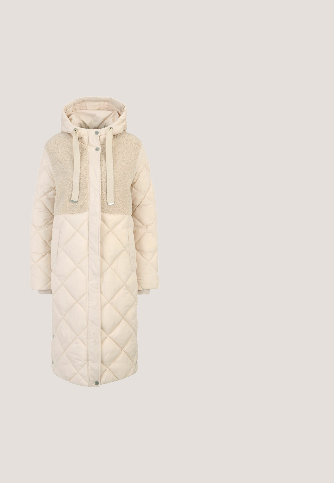 Manteau long beige matelassé avec capuche, panneau supérieur en polaire, poches avant, boutons-pression et cordons de serrage sur la capuche.; Pull blanc à col V côtelé avec manches longues et accents de boutons dorés sur les poignets. Texture douce et design ajusté.; Pantalon beige à jambes larges avec taille élastique et cordon, réalisé en tissu doux pour le confort et un port décontracté.; Sneakers beige et blanc avec un dessus texturé, fermeture éclair et talon compensé. Présente des accents dorés et des détails à motifs sur les côtés.; Sac bandoulière en cuir crème avec fermeture éclair sur le dessus, bordure beige, ferrures dorées et logo "VALENTINO" audacieux sur le devant. Comprend une bandoulière réglable.; Collier en chaîne en or comportant des maillons ovales entrelacés, avec un détail de fermoir en forme de cœur distinctif. Texture lisse, finition polie.