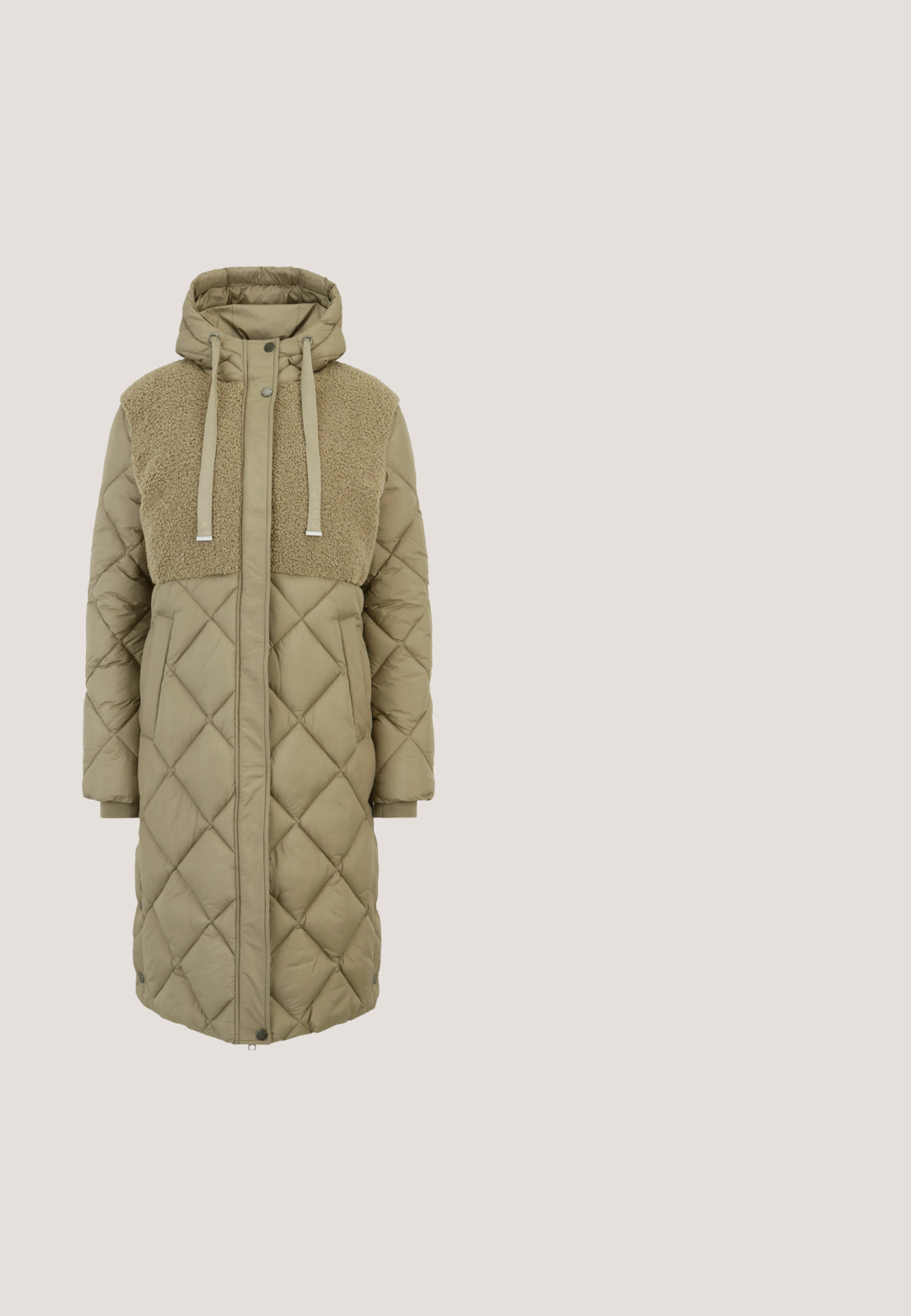 Langer, gesteppter beiger Wintermantel mit Kapuze, Kordelzügen, Druckknöpfen, Seitentaschen und strukturiertem Fleece-Panel über Schultern und Brust.; Grüne gestrickte Strickjacke mit rundem Ausschnitt, sechs Knopfverschluss mit klaren Verzierungen sowie gerippten Bündchen und Saum.; Schwarz-weiße Langarmbluse mit Hahnentrittmuster, rundem Halsausschnitt und geradem Saum.; Dunkelgraue gerade geschnittene Jeans mit umgeschlagenen Säumen, vorderem Knopf und Reißverschluss, Gürtelschlaufen sowie Vorder- und Gesäßtaschen.; Tamaris STIEFELETTE - Schnürstiefelette - light grey; Beige Umhängetasche mit verstellbarem Riemen und Reißverschluss, vorn mit "EMILY & NOAH" Markenzeichen auf einem Patch.