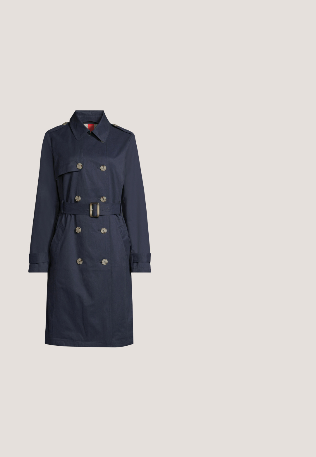 Marineblauwe double-breasted trenchcoat met riem, brede kraag, schouderepauletten, knoopsluiting en manchetriemen.; Marineblauw overhemd met lange mouwen, knopen, spitse kraag, zeven zwarte knopen en rechte zoom.; Wijd-uitlopende broek in donkerblauw, met een gladde stof, op maat gemaakte plooien en een hoge taille. Geen zichtbare zakken of versieringen.; Blauwe suède herenslipper met zwarte leren afwerking, zilveren gespdetail en lichtbruine zool, zijaanzicht tegen een witte achtergrond.; Rechthoekige handtas in marineblauw met zwarte handvatten, afneembare schouderriem, gouden rits en "LANCASTER"-logo aan de voorkant.; Delicate ketting met kleine donkerblauwe kralen en af en toe gouden kralen, met een gouden sluiting en verstelbare ketting met een gouden bedel.