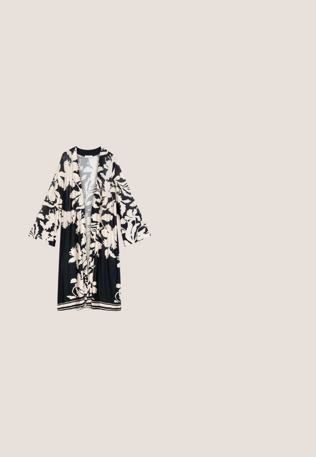 Schwarzer und beige Blumenkimono mit weiten Ärmeln, offenem Vorderteil, schwarzem Besatz und fließendem Design. Enthält große botanische Drucke und eine weiche Textur.; s.Oliver OVERALL - Jumpsuit - schwarz; Schwarze Leder-Sandalen mit Herz-förmigem Absatz. Verfügt über zwei breite Riemen und eine glatte, strukturierte Oberfläche. Strapazierfähige Gummisohle.; Sonnenbrille mit einem schwarzen Kunststoffrahmen, kantigem Design, dunklen verlaufenden Gläsern und einem goldenen Logoakzent an der Seite.; Schwarze und cremefarbene halbkreisförmige gewebte Handtasche mit Fransenbesatz und runden schwarzen Griffen, mit einem geometrischen Muster versehen.; Zartes Goldkettchen-Armband mit einem zentralen, vierblättrigen perlenförmigen Anhänger und verstellbarem Verschluss mit kleinen Herz- und Kristalldetails.