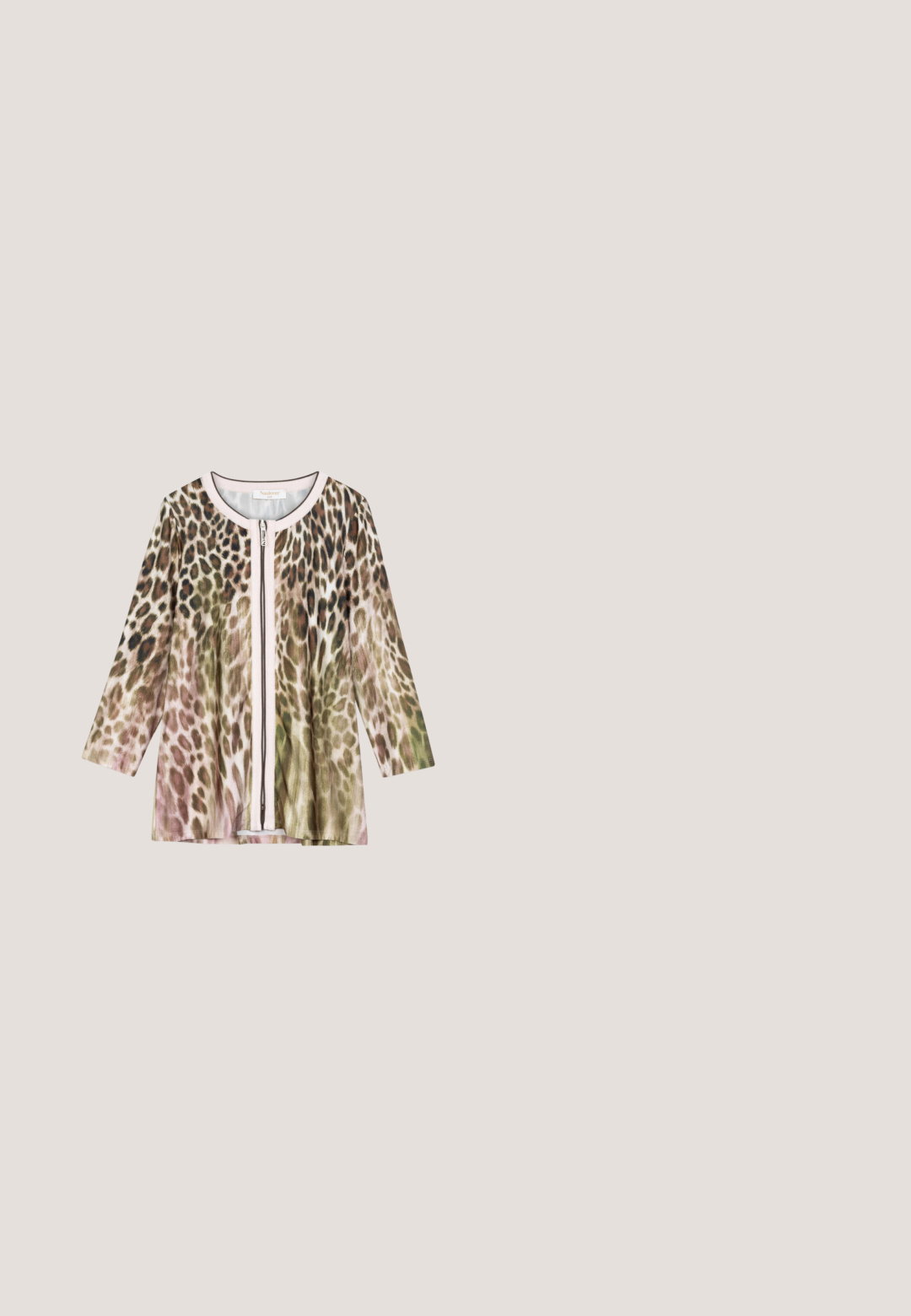 Blouse à manches longues avec fermeture éclair et imprimé léopard en verts, bruns et roses. Dotée d'un col rond et d'une texture de tissu douce.; Camisole côtelée à rayures horizontales marron et blanc avec fines bretelles.; Pantalons évasés noirs en tissu lisse, avec des accents de boutons dorés à l'avant et deux poches latérales.; Escarpin slingback en daim marron à bout pointu avec un talon stiletto de hauteur moyenne et un motif matelassé subtil sur fond blanc.; Sac bandoulière couleur tan en matière lisse, présentant une fermeture ronde en métal doré et une sangle ajustable. Forme simple et rectangulaire.; Ensemble de bijoux ton or comprenant un bracelet chaîne avec un pendentif en forme de cœur et des boucles d'oreilles clous assorties en forme de cœur, ornés de petites pierres.