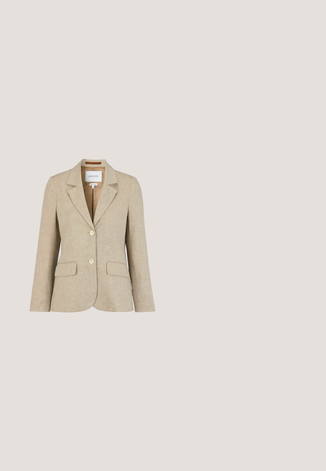 Beige damesblazer med slået krave, to knapper, klaplommer og blød stoftekstur, mærket Newhouse, størrelse 38.; Mørkegrå linned skjorte med knapper, krave, lange ærmer og brune knapper foran. Skjorten har en afslappet pasform og en glat tekstur.; Khakibukser med lige ben, bæltestropper og frontlynlås, vist på en ensfarvet hvid baggrund.; Hvid kileespadrille-sandal med vævet jute platform, ankelrem, guldfarvet spændelukning og beige tekstureret hælkappe.; Vævet stråhåndtaske med dobbelte top-håndtag, sort broderet "Coach New York" logo, guldbelægning og en aftagelig stribet skulderrem.; Guldhalskæde med en rund, struktureret vedhæng med et solstrålemønster, hængende på en tynd kæde med en lås.