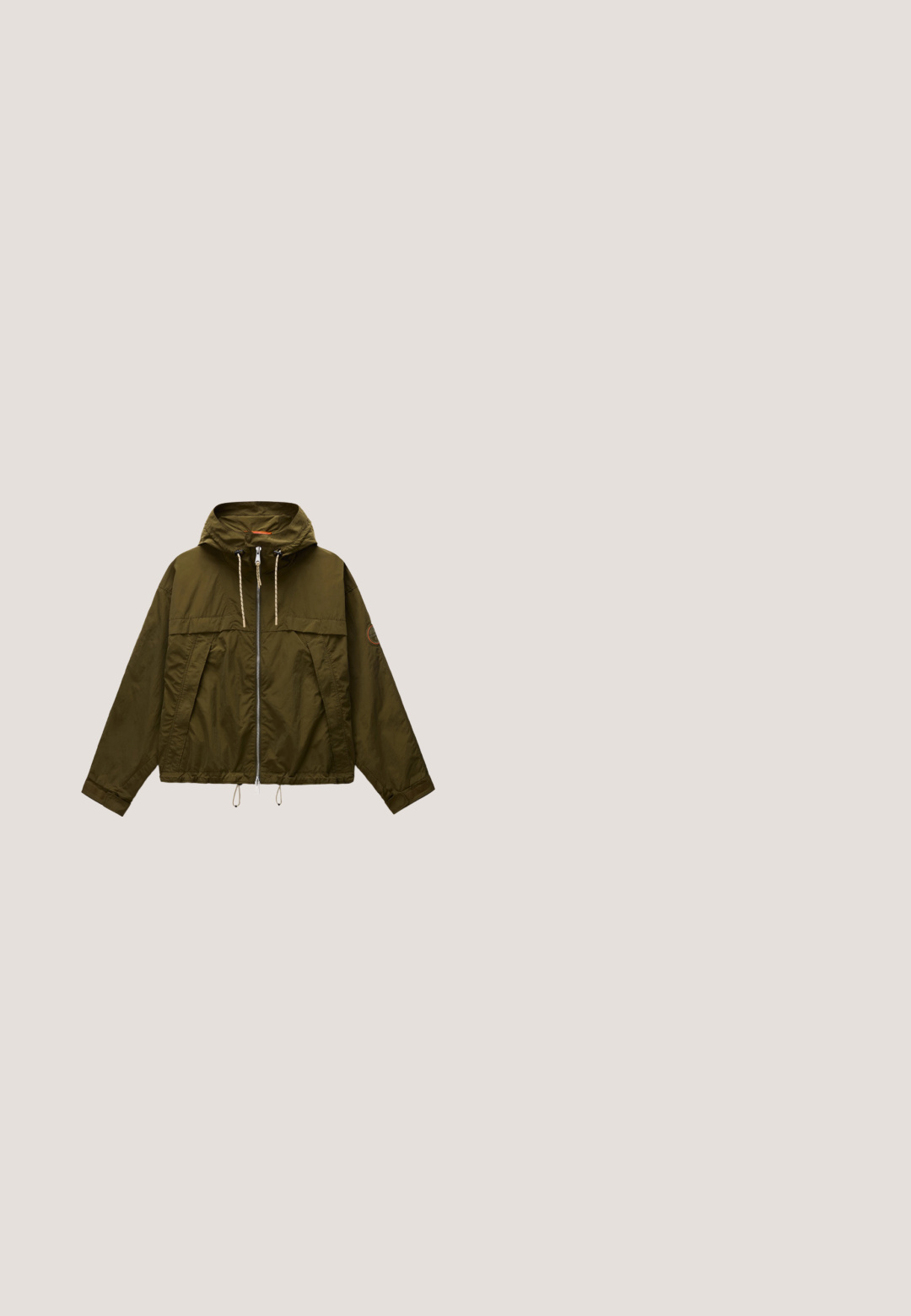 Veste légère à capuche de couleur vert olive avec fermeture éclair à l'avant, cordons de serrage sur la capuche et l'ourlet, et manches longues avec poignets réglables.; Pull tricot bleu marine foncé avec longues manches ballon, poignets et ourlet côtelés, encolure ronde et coupe courte.; T-shirt blanc uni à manches longues avec col rond et étiquette verte à l'intérieur du col, de la marque United Colors of Benetton.; Pantalons en velours côtelé vert olive avec une coupe droite, dotés de poches avant et d'une fermeture à boutons, affichant une texture à côtes verticales.; Baskets en daim rose et crème avec un profil bas, une surface texturée, des coutures décoratives et une semelle en caoutchouc marron. Dotées d'un laçage classique.; Sac à bandoulière en cuir marron foncé avec un grand motif embossé en forme de cœur sur le devant et une large anse unique.