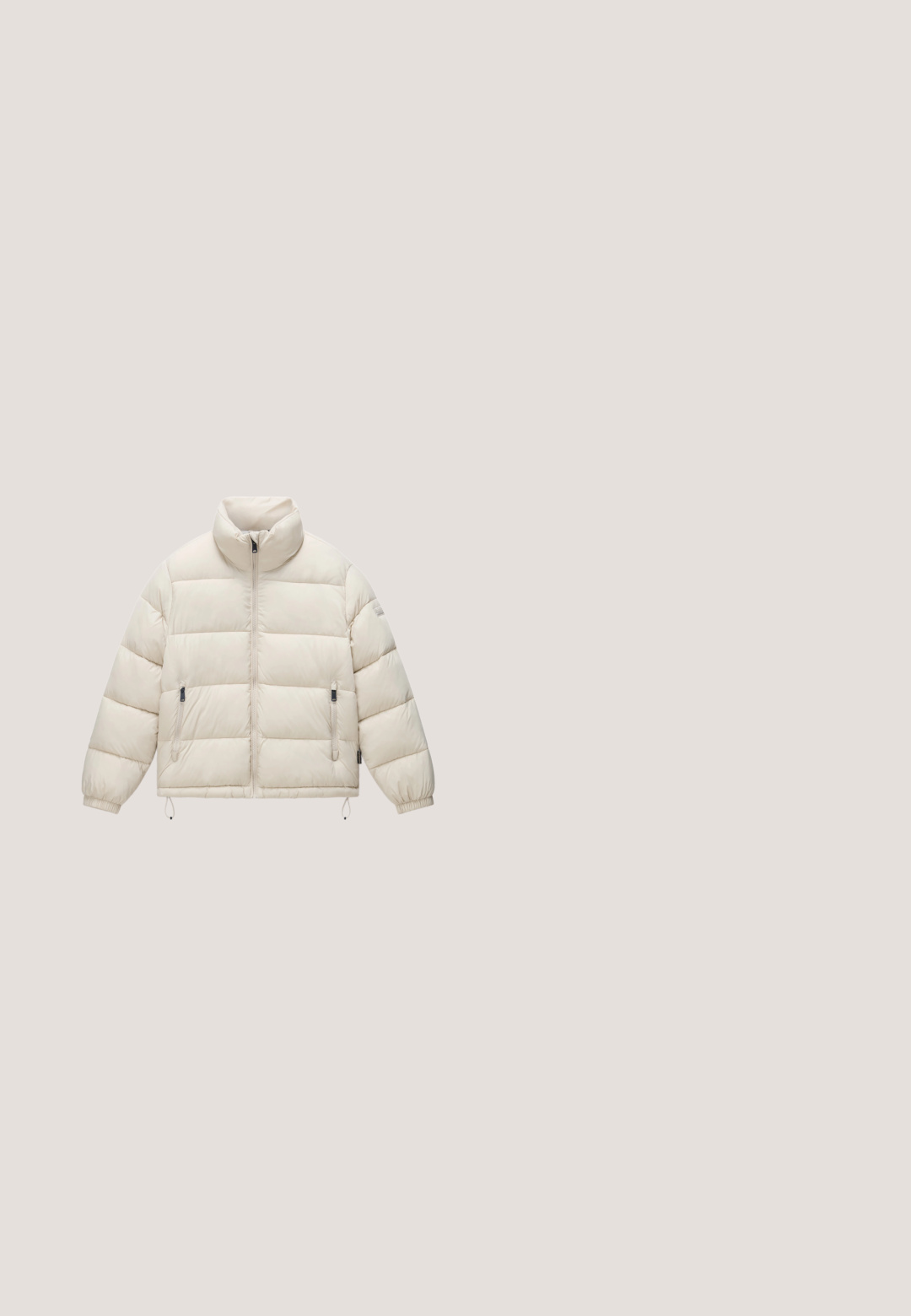 Beige puffer-takki korkealla kauluksella, vetskarilla edessä ja joustavat hihansuut. Varustettu kahdella vetskaroidulla sivutaskulla ja lyhennetty muotoilu.; Lyhennetty vetoketjuhuppari kermaisen värin ja pehmeän tekstuurin kanssa. Sisältää hupun, etutaskut ja hillittyä vihreää brodeerausta, jossa lukee "New Balance Athletics."; Beige ribbed crop top, jossa on ohuet hihnat ja etupuolella musta logo, jossa lukee "PEGADOR". Sujuva rakenne, minimalistinen muotoilu.; Beige urheiluvaatteen housut, joissa on joustava vyötärö, valkoiset sivuraidat ja pieni logo edessä. Sujuva, kevyt kangas.; Kreami ja beež FILA tossud, millel on võrkpaneelid, paks tald ja nööridega disain, kuvatud külgvaates lihtsa tausta peal.; Beigenvärinen pehmustettu olkalaukku, jossa kaksi kahvasettiä ja valkoinen etikettti, jossa lukee "MADS NØRGAARD COPENHAGEN" edessä.