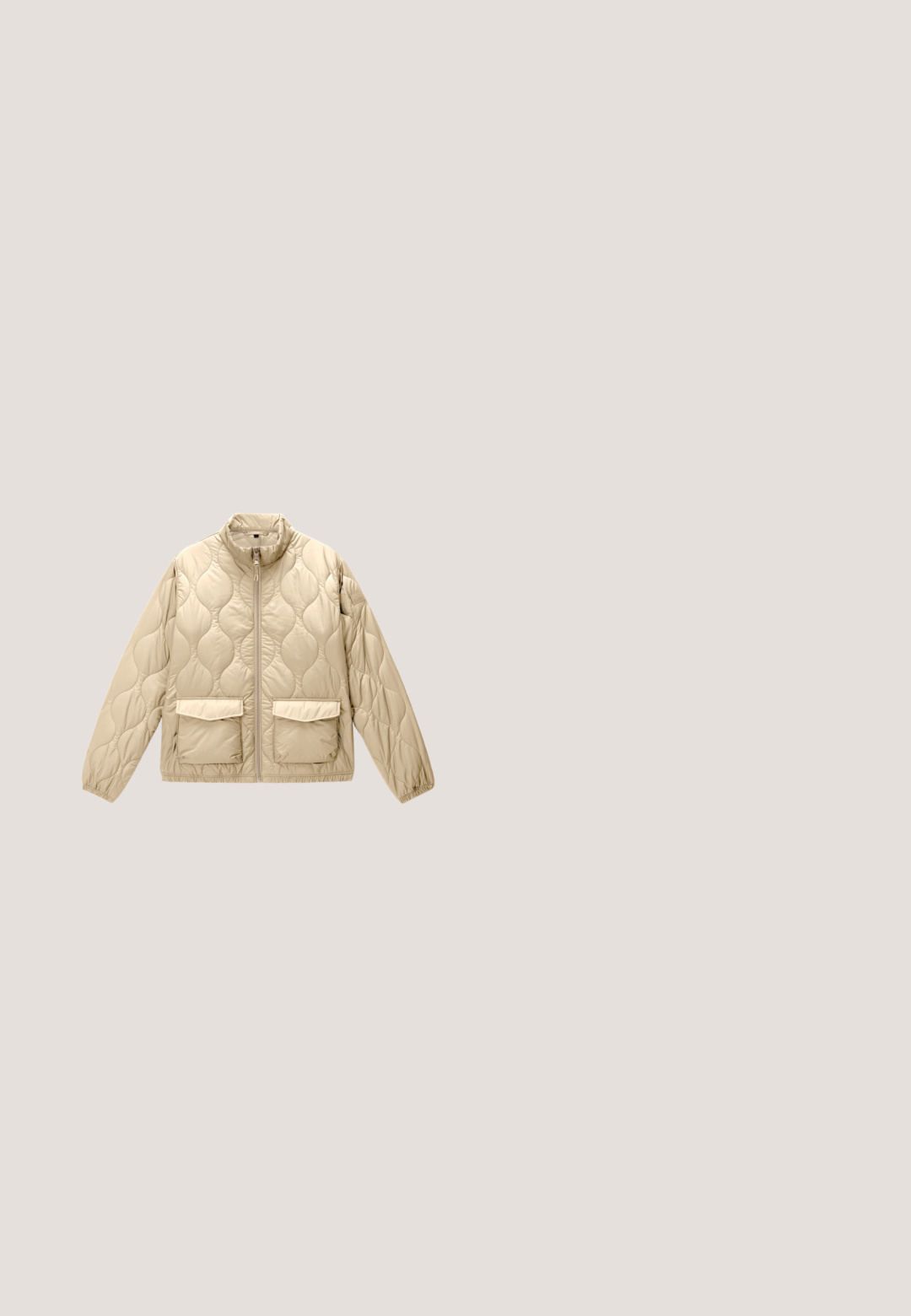 Hellbeige gesteppte Jacke mit Frontreißverschluss, zwei Klappentaschen, elastischen Bündchen und Stehkragen, flach auf weißem Hintergrund liegend.; Schwarzer Sweatshirt mit Rundhalsausschnitt, auf dem der weiße Schriftzug "MOSCHINO" und darunter in kleinerer Schrift "Milano" gedruckt sind. Weiches Baumwollmaterial.; Dunkelblaue hochgeschnittene Skinny-Jeans aus Denim mit Fünf-Taschen-Design, subtilen Nähten und einer leicht verblichenen Textur.; Beige Plateau-Sneaker mit beigen und goldenen Akzenten, Schnürdesign und sich wiederholendem "MK"-Monogramm-Muster auf Stoffpaneelen.; Beige, genarbte Lederhandtasche mit doppelten Griffen, abnehmbarem Schulterriemen und goldfarbenem Love Moschino-Logo sowie herzförmigem Verschluss.; Goldfarbene Metallarmbandkette mit einem Blumenanhänger, der mit klaren Kristallen verziert ist, und einem runden Anhänger mit Logodetail.