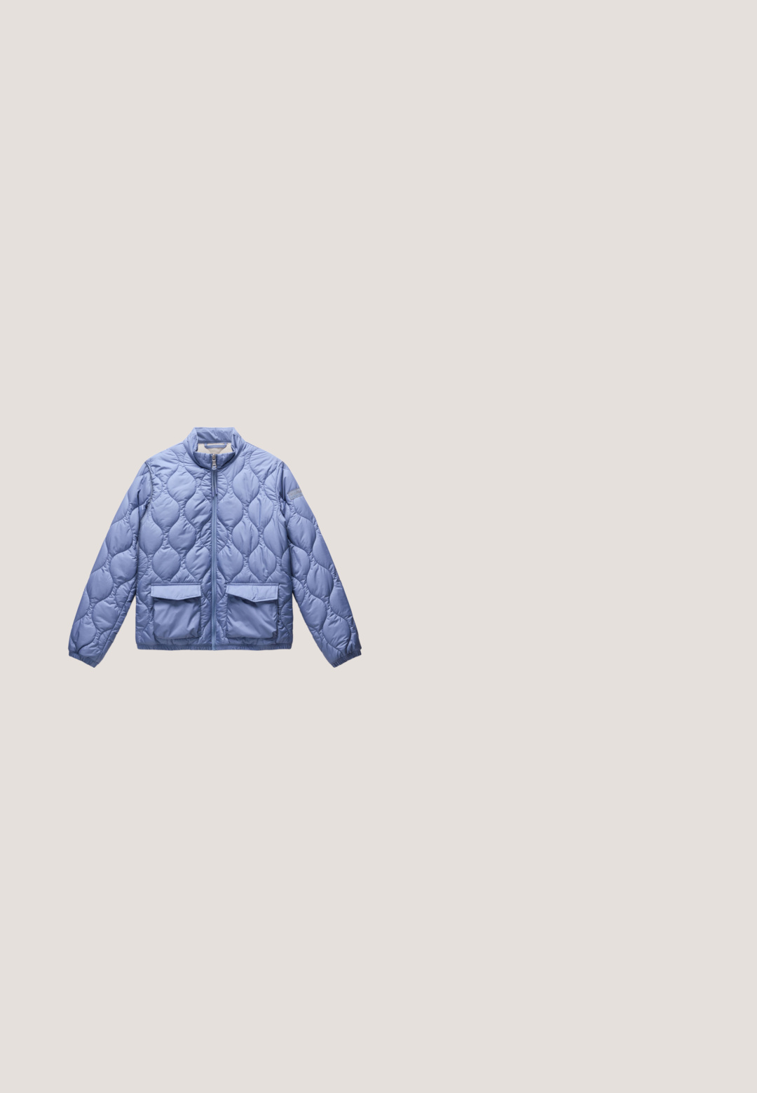 Helle blaue gesteppte Jacke mit hohem Kragen, durchgehendem Reißverschluss und zwei vorderen Taschen. Glattes Synthetikmaterial mit einem sanften Glanz.; Hellblaues Kurzarm-Crop-Top mit strukturiertem Blattmuster und rundem Ausschnitt, auf weißem Hintergrund präsentiert.; Helleblaue Denim-Jeans im weiten Schnitt haben eine hohe Taille, fünf Taschen, dezente Ausbleichungen und Ziernähte entlang der Nähte.; Hochschuh aus Jeansstoff in Dunkelblau mit einer klobigen weißen Gummisohle. Verfügt über schwarze Schnürsenkel und eine mit Logo akzentuierte Ferse.; Schwarz-weiß gemusterte Handtasche mit klarer Form, ausgestattet mit metallischen Schnallen, Ösen und einem weichen, strukturierten Stoff. Verstellbare Griffe.; Silberne Mehrstrangkette mit einer zentralen weißen Perle. Die Kette hat kleine runde silberne Akzente und eine geflochtene Textur.