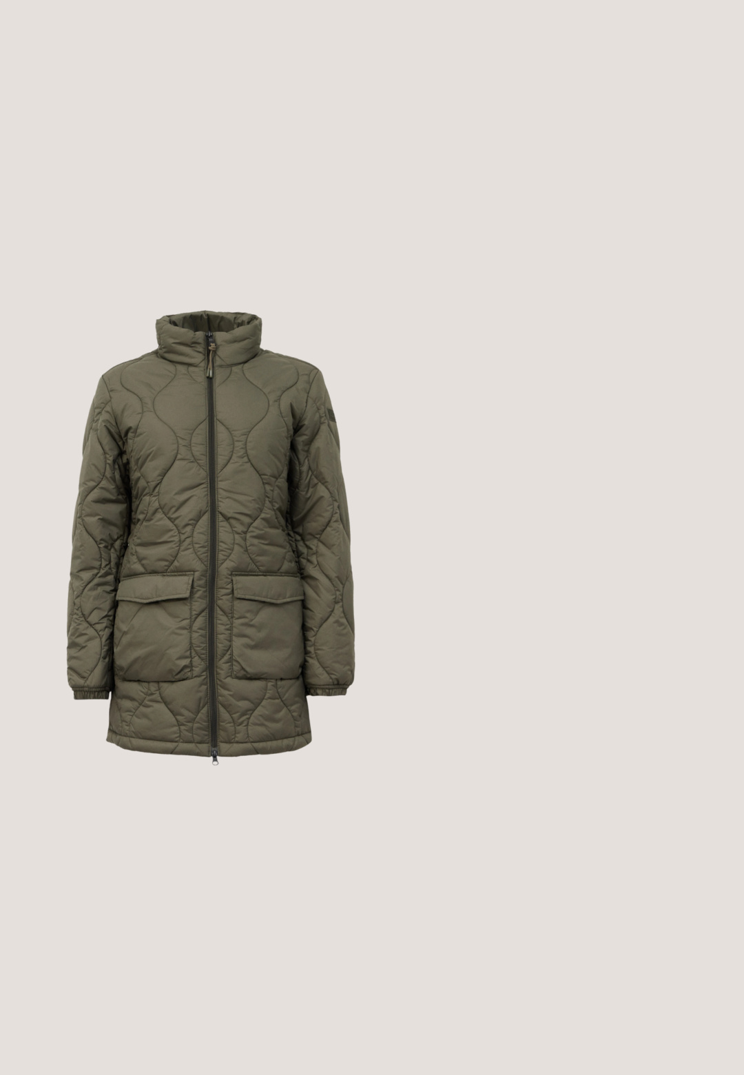 Veste longue olive matelassée avec col montant, fermeture éclair à l'avant et deux poches avant. Présente un motif texturé en vagues et des poignets élastiques.; Dickies LORETTO TEE - T-shirt imprimé - white; Pantalons légers noirs avec une taille élastique et une ceinture ajustable. Dotés de jambes fuselées et de panneaux de genoux renforcés pour plus de durabilité.; Baskets en mesh noires avec une semelle en caoutchouc blanche, bout arrondi et design à lacets. Présente une petite étiquette de marque sur le côté.; Sac fourre-tout en tissu matelassé bleu avec deux poignées, de forme rectangulaire large, doté d'une poche avant et d'un détail logo sur le côté.; Boucles d'oreilles en forme d'étoile dorée avec une finition lisse et brillante et un design tridimensionnel, comportant cinq pointes et une texture légèrement incurvée.