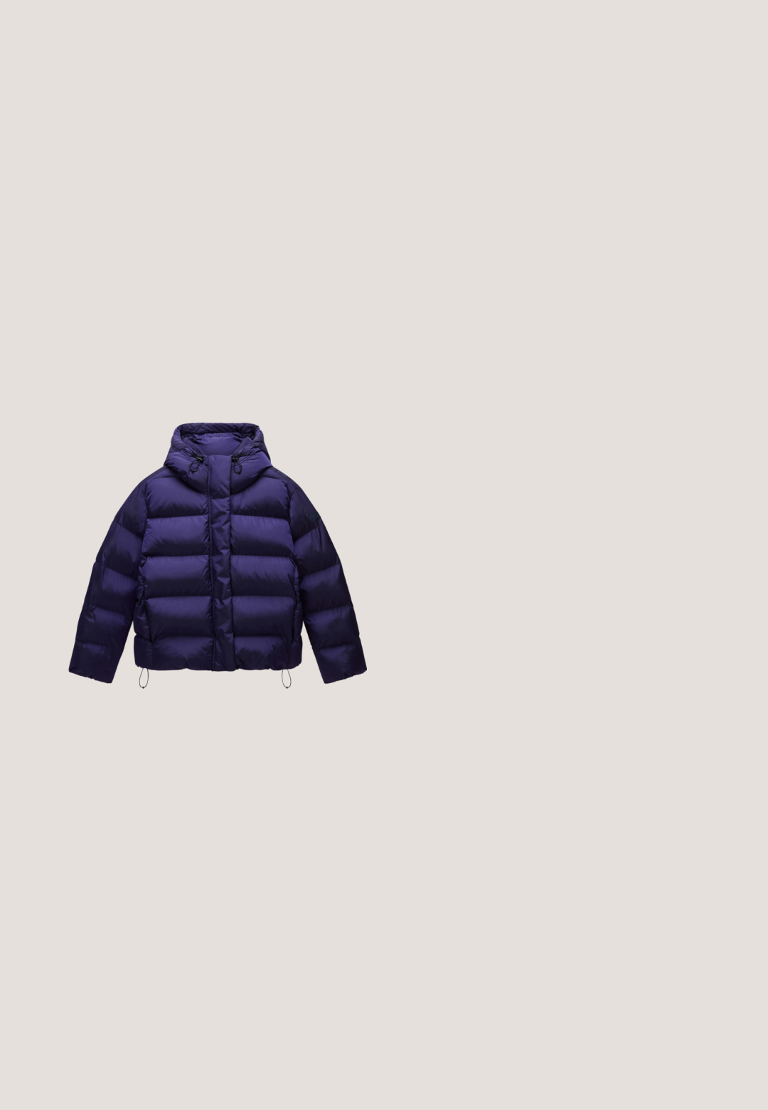 Paarse pufferjack met een capuchon, voorzien van een gewatteerd ontwerp, elastische trekkoorden aan de onderkant en een ritssluiting aan de voorkant. Lichtgewicht stof.; Langsleeve top in donker bordeaux met dunne grijze horizontale strepen. Zachte stof met een ronde hals en een ontspannen pasvorm.; Donkerblauwe spijkerbroek met slim fit, vijf zakken, stikselaccenten en rechte pijpen. Voorzien van een knoop- en ritssluiting.; Bordeaux suède sneaker met een gestructureerde bovenkant, vetersluiting en een gumrubberen zool met een gepatternde loop voor grip.; Bordeauxkleurige corduroy tote tas met twee handvatten, witte stiksels, voorkant patch met illustratie en rode touw sleutelhanger.; Stevige roze ring met een glinsterend oppervlak, voorzien van meerdere edelstenen in tinten paars en roze, geplaatst op een metalen band.
