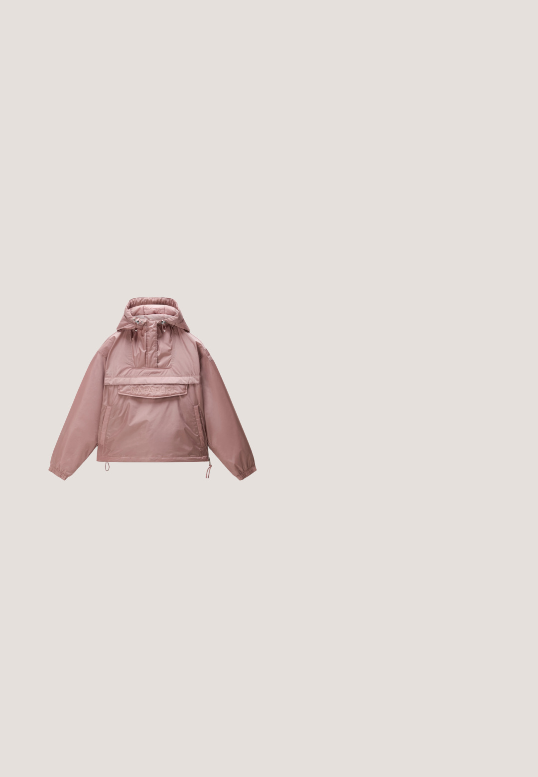 Lichtroze anorakjas met capuchon, voorvak met klep, verstelbare trekkoorden, elastische manchetten en "NAPAPIJRI" geborduurd op de klep van de zak.; Lichtroze cropped sweatshirt met een geribbeld textuur, ronde halslijn en aansluitende elastieke manchet. Subtiele branding op de borst. Zacht materiaal.; Lichtroze T-shirt met korte mouwen, ronde hals en kleine donkere opdruk met de tekst ""Napapijri Research"" in het midden vooraan.; Lichtgrijze geribde broek met wijde pijpen, een trekkoord in de taille en een klein wit Puma-logo aan de bovenkant links.; Lage Puma sneaker in lichtroze suède met donkerpaarse leren details, bijpassende veters en bruine rubberen zool, zijaanzicht.; Roze leren schoudertas met een subtiel reliëfpatroon van bloemenmotieven en logo's, voorzien van een ritssluiting en een verstelbare draagriem.