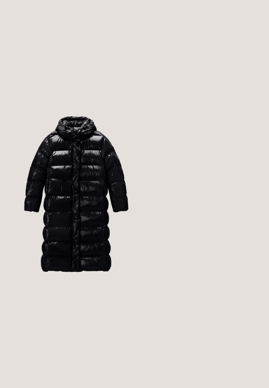 Abrigo de invierno largo negro brillante acolchado con capucha y mangas largas, mostrado plano sobre fondo blanco.; Sudadera negra con un gráfico frontal de strass que presenta el texto "EA7 EMPORIO ARMANI". Tiene un bolsillo canguro y puños de canalé.; Camiseta de algodón negra con escote redondeado, que presenta un diseño gráfico blanco y un logo en la parte delantera. Mangas cortas, corte relajado.; Pantalones deportivos negros hechos de tela suave, con una cintura elástica ancha con la marca "EA7", puños ajustados y una textura lisa.; Zapatilla negra de corte bajo con suela gruesa de color blanco hueso, cordones negros y logo de "A|X" en el lateral y el talón.; Bolso tote de cuero negro con asas cortas y logotipo EA7 Emporio Armani en relieve en el frente, cierre de cremallera en la parte superior.