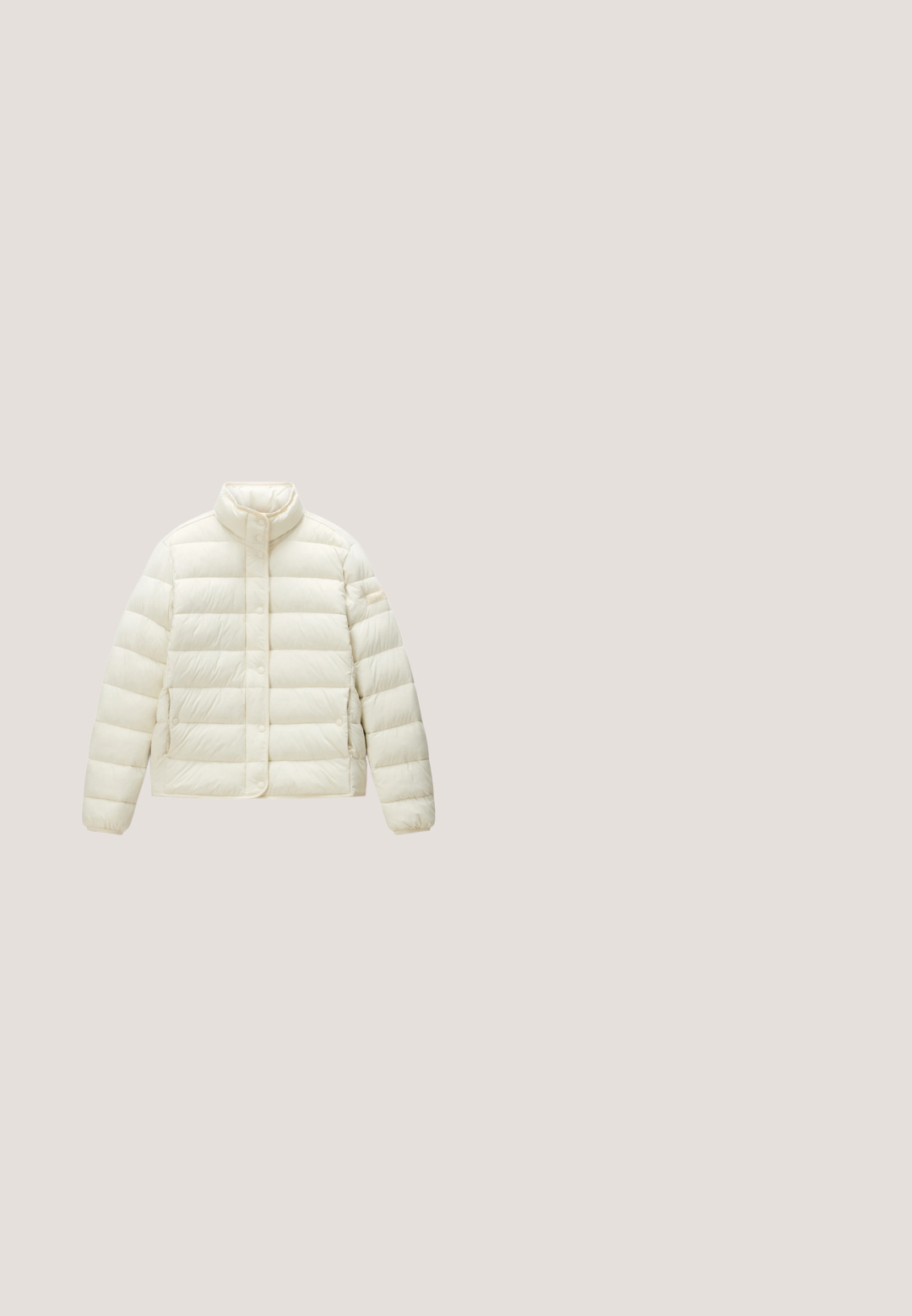 Lichtbeige gewatteerde jas met hoge kraag, drukknoopsluiting aan de voorkant en zijzakken, plat gelegd op een witte achtergrond.; Marineblauwe fleece trui met een ritskraag, voorzien van een gestructureerd oppervlak en een klein logo op de borst. Ontworpen met lange mouwen.; Crème-kleurige katoenen t-shirt met korte mouwen en een ronde hals. Voorzien van een klein geel lintlogo op de linkerborst.; Blauwe denim jeans met een rechte pijpdesign, vijf zakken en subtiele vervaging. Heeft een knoopsluiting en contrasterende stiksels.; Witte lage sneaker met beige suède neus, rubberen zool, zijstrepen, veters en gouden "CAVAL" logo op de hiel.; Marineblauwe, geribbelde leren handtas met dubbele handvaten en een afneembare schouderriem. Voorzien van een ritssluiting en een subtiele logo-accent.
