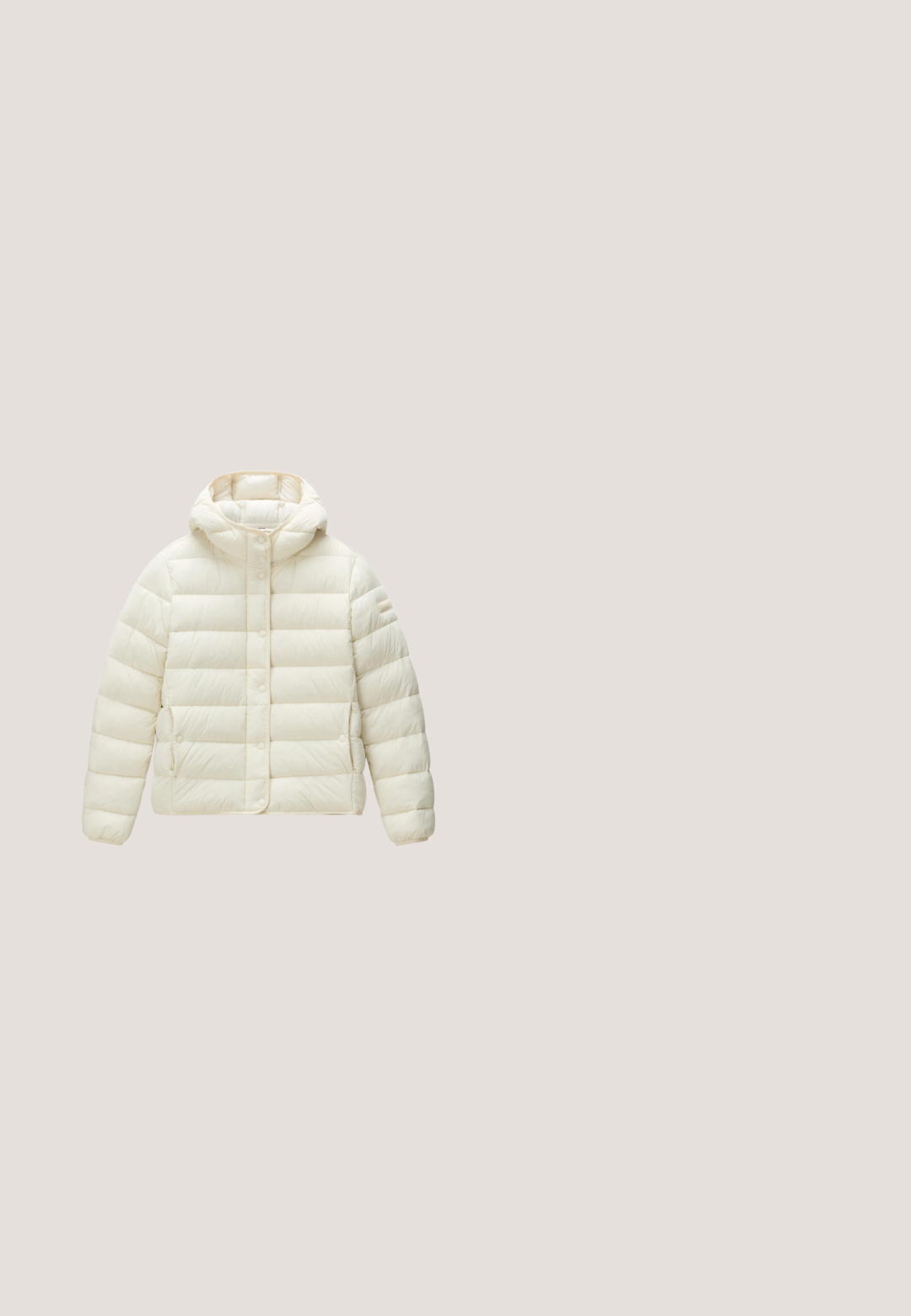 Chaqueta acolchada color crema con capucha, botones a presión en la parte delantera y mangas largas.; Sudadera de gran tamaño color crema, fabricada en un tejido suave, con el texto "SUPERDRY" y el logotipo de la bandera americana bordado en el pecho.; Camiseta de manga corta color beige claro, hecha de algodón suave, con un diseño de texto en relieve de color blanco en disposición circular, y cuello redondo.; Joggers de color crema hechos de una tela suave, con cintura elástica ajustable, bolsillos laterales y puños elásticos en los tobillos.; Zapatillas de color beige claro que combinan materiales de ante y malla. El diseño incluye un logotipo blanco prominente y acentos grises. Suela de goma.; Bolso mensajero acolchado beige con una superficie texturizada, cierre de cremallera, correa ajustable y una etiqueta de marca en la parte frontal.