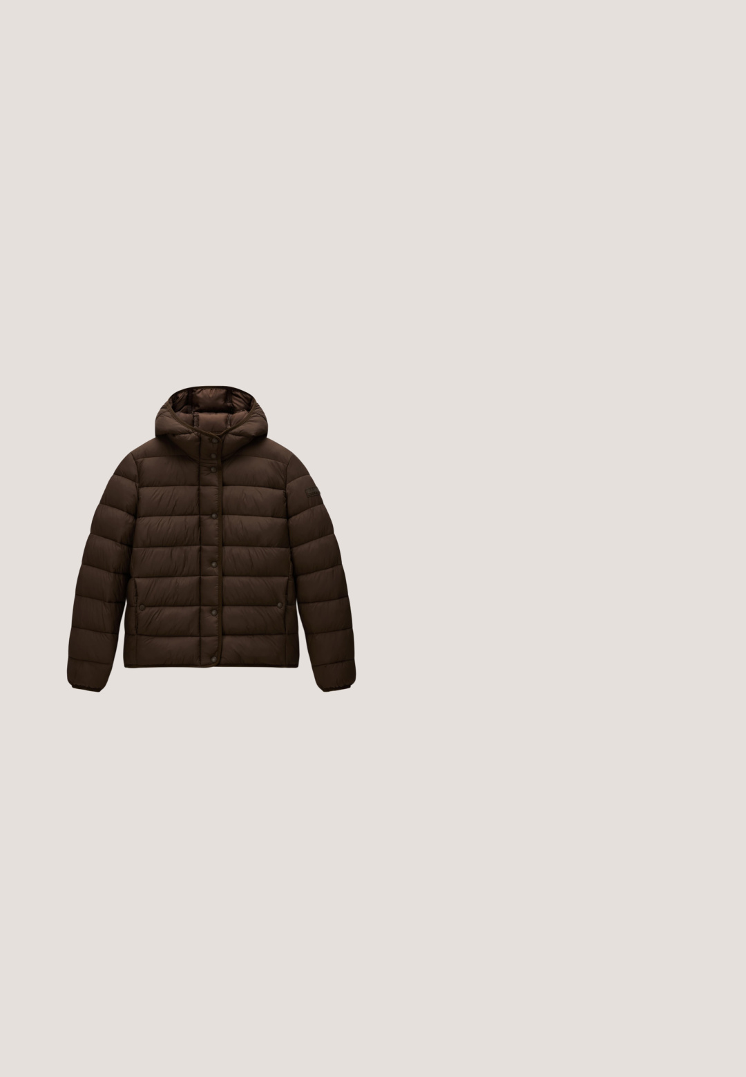 Brun vatteret jakke med hætte, forside med trykknapper og to sidelommer, vist fladt på en hvid baggrund.; Beige sweatshirt med rund hals, lange ærmer, ribbede manchetter og et logo midt foran med teksten "Napapijri Arctic Haven 1987" i lyst print.; Cremefarvet langærmet strikket top med høj hals, enkel design og synlig varemærkeetiket indeni halsudskæringen.; Brune svedbukser med elastisk talje og afslappet pasform. Har et lille lilla logo på venstre side; blødt, tekstureret materiale.; Brune og oliven ruskind ankelstøvler med en tekstureret pelskrave, sølvhardware og tyk plateau sål med ribbet design.; Beige polstret tote taske med to håndtag, med en hvid label med teksten "MADS NØRGAARD COPENHAGEN" på forsiden.