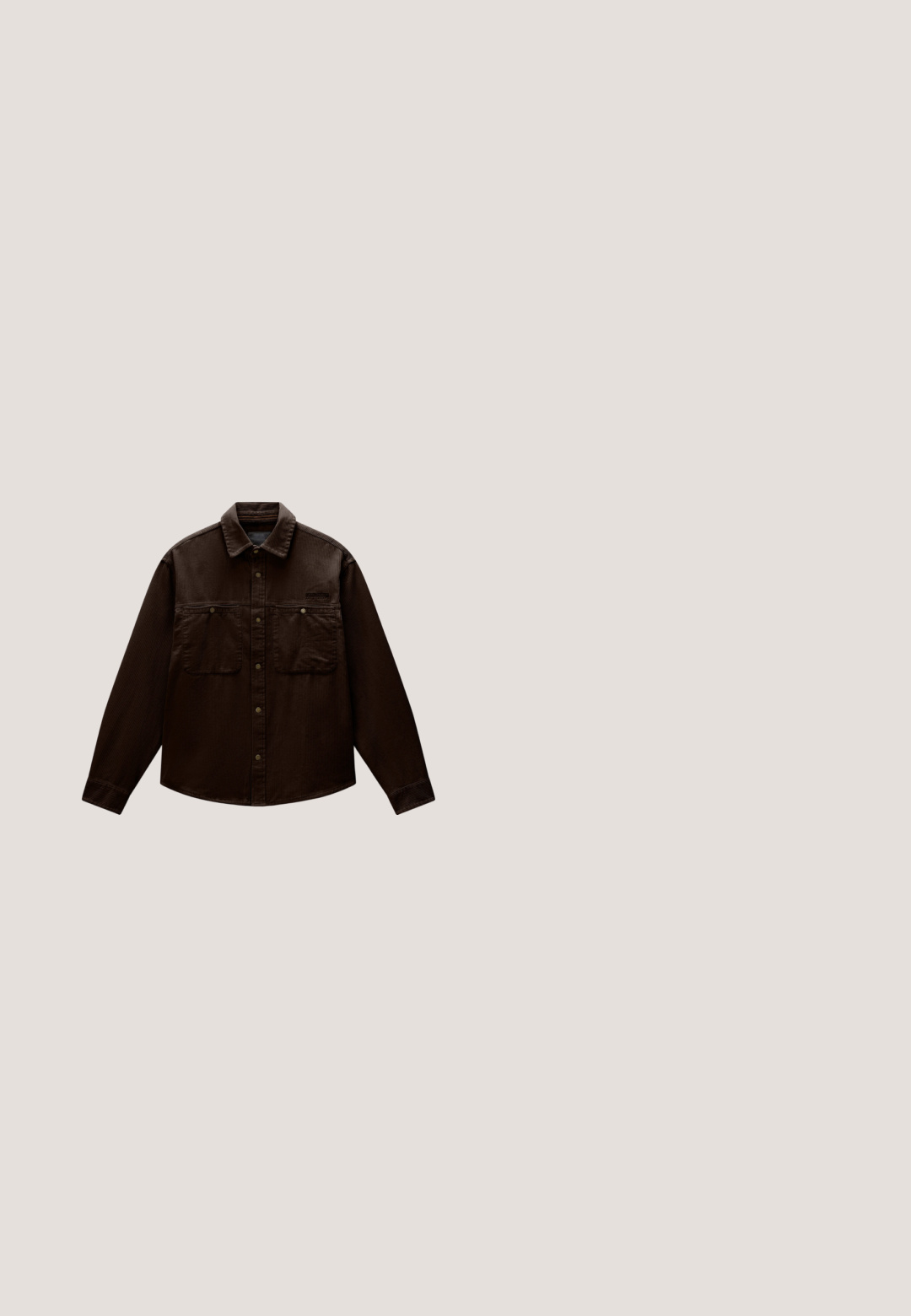 Veste-chemise en velours côtelé marron foncé, manches longues, deux poches poitrine à rabat et fermeture à boutons sur le devant.; Pull en laine marron avec col rond et poignets côtelés. Doté de manches raglan et d'un petit logo vert sur le bas à gauche.; Veste en laine marron avec col, manches longues, deux poches frontales et fermeture à boutons. Tissu texturé avec une apparence douce.; Pantalon en velours côtelé marron avec poches avant, passants de ceinture et fermeture à bouton, présenté à plat sur un fond blanc.; Loafer avec des panneaux en suède beige, rose clair et marron, accent en boucle en métal doré et semelle épaisse en caoutchouc noir avec un motif de crans.; Pochette en cuir brun foncé texturé avec poche avant zippée et fermeture principale par zip, avec une anse en boucle pour le poignet.