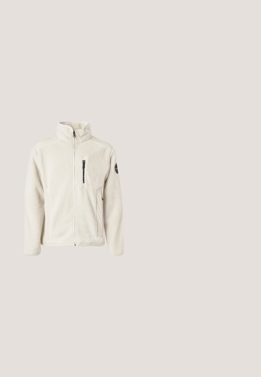 Cremefarvet fleecejakke med høj krave, lynlås foran og sidelommer. Teksturstof med sorte hardwaredetaljer.; Sort langærmet sweatshirt med rund hals, ribkanter ved ærmer og forneden, lille logo på venstre bryst og orange kantbånd i halsen indvendigt.; Blå meleret kortærmet T-shirt med rund hals og lille rødt Levi's-logo på venstre bryst.; Mørkeblå straight-leg jeans med knaplukning, for- og baglommer samt kobbernitter på en lysegrå baggrund.; Sorte læder ankelstøvler med snøredesign, polstret krave og en tekstureret panel. Har en robust sål og prægede logo på siden.; Sort nylon tote taske med korte håndtag og en aftagelig skulderrem, der har et slankt, quiltet design og minimalt hardware.