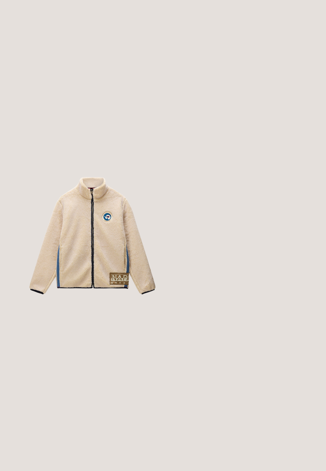 Beigefarbene Fleecejacke mit Reißverschluss, Stehkragen, blauen Seiteneinsätzen, rundem Marken-Patch auf der Brust und einem rechteckigen Logo-Patch nahe dem Saum.; Beiger Fleecepullover mit langen Ärmeln, Knopfleiste, cremefarbenen Besätzen, zwei Vordertaschen und einem kleinen schwarzen Logoaufnäher auf der Brust.; Marineblaue Baumwoll-T-Shirt mit Rundhalsausschnitt und kurzen Ärmeln. Mit einem geometrischen Grafikdruck in Lila und Weiß auf der linken Brust.; Braune Cargo-Shorts aus strukturiertem Stoff, mit zwei seitlichen Taschen und einem Knopfverschluss vorne. Einfaches Design ohne Muster.; Braune Leder-Halbschuhe mit schwarzen Textilakzenten, Schnürdesign und Gummisohle mit strukturiertem Grip-Muster.; Beige Nylon-Duffle Bag mit schwarzen Akzenten, ausgestattet mit einem Norwegen-Flaggen-Patch und Logo. Inklusive Doppelgriffen und verstellbarem Schultergurt.