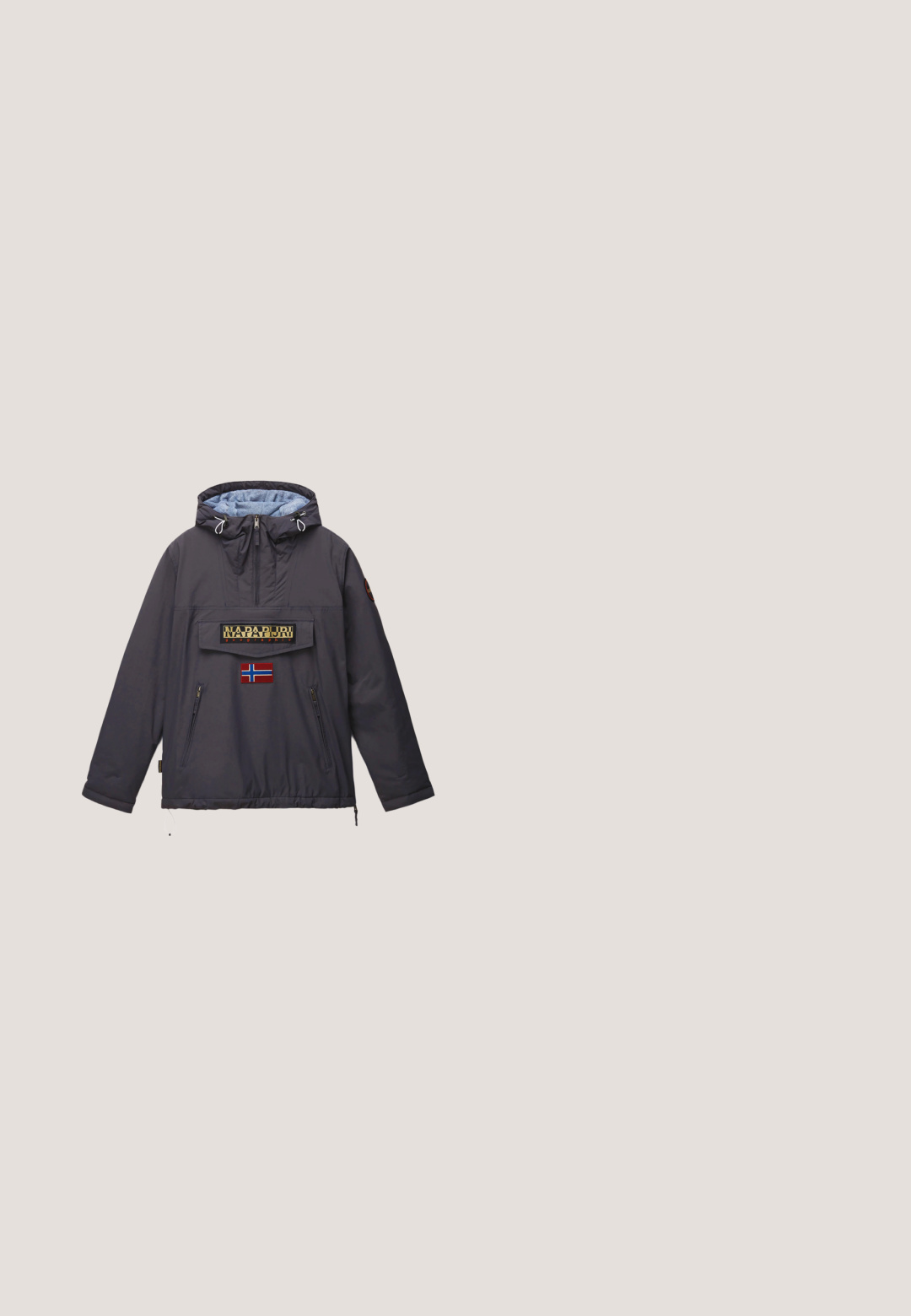 Veste à capuche gris foncé avec fermeture éclair frontale, grande poche centrale avec logo Napapijri et écusson du drapeau norvégien à l'avant.; Napapijri IBSTOCK - Sweatshirt - dark grey solid; T-shirt en coton noir avec un petit graphique turquoise sur la poitrine gauche. Design à col rond avec des manches courtes et une coupe standard.; Pantalon cargo gris foncé avec bouton et fermeture éclair à l'avant, deux poches avant et deux poches latérales à rabat, présenté à plat sur fond blanc.; Chaussures en cuir noir avec œillets dorés et finition texturée, associées à un jean en denim bleu. Les chaussures présentent une semelle superposée et un détail de marque.; Sac polochon noir avec double poignée, bandoulière réglable et plusieurs compartiments zippés, présenté sur un fond blanc.